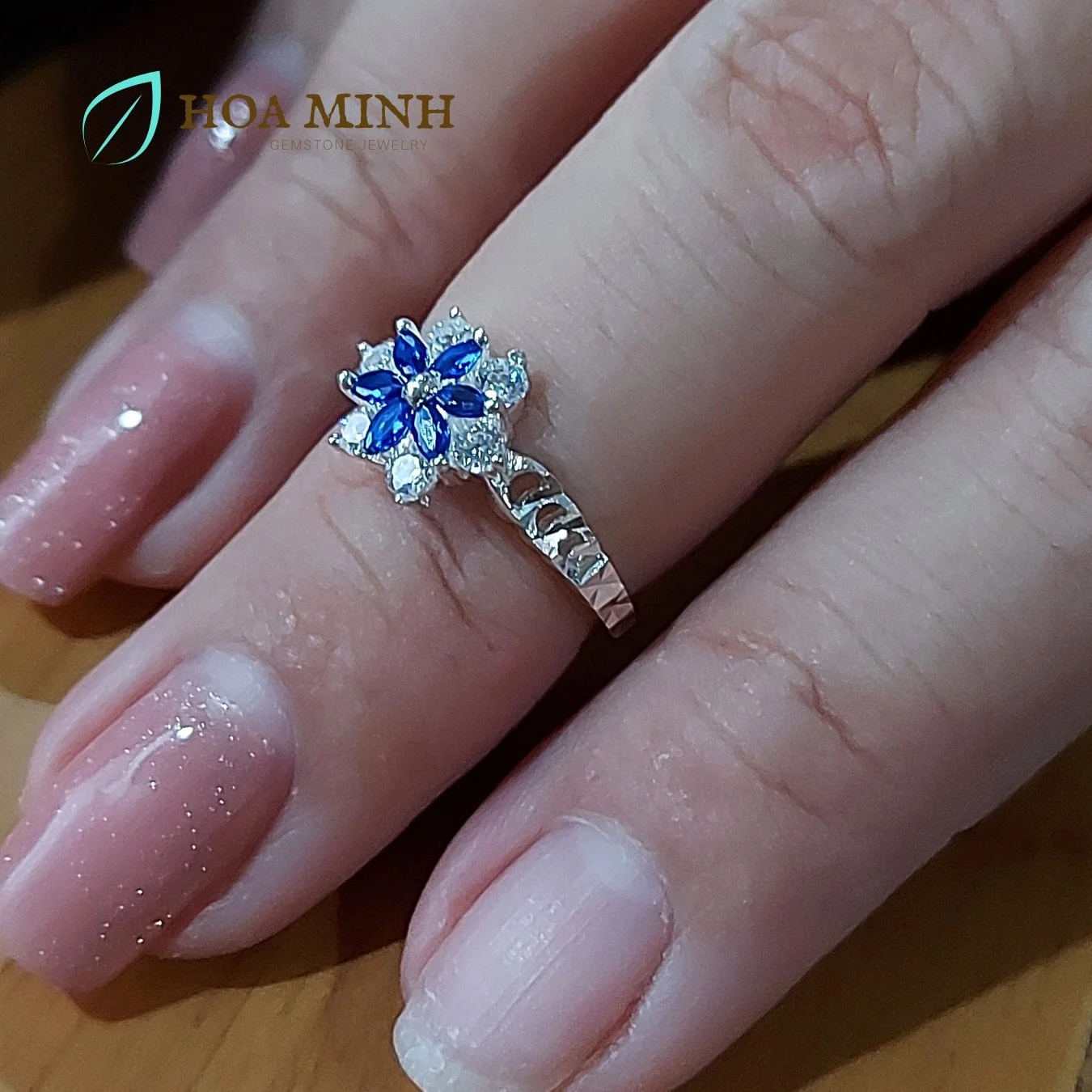 32-nhan-size-nho-size-5-dinh-da-hoa-cuc-mau-xanh-la-xanh-duong-os66203f-hoa-minh-gem.jpg