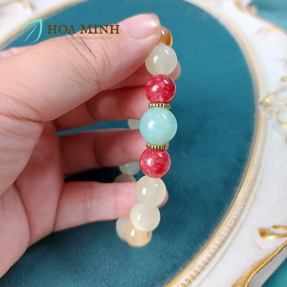 4-vong-tay-chuoi-da-chalcedony-trang-nga-size-hat-10-li-phoi-vien-ma-nao-mau-do-ruby-cam-thach-banh-xe-xi-vang-hoa-minh-gem.jpg