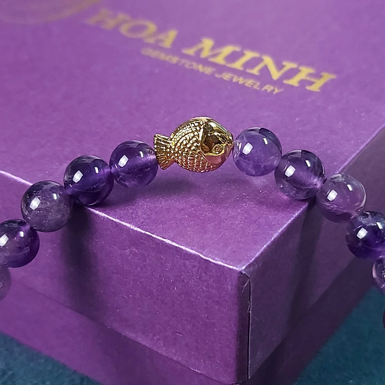8-vong-tay-da-thach-anh-tim-amethyst-tu-nhien-size-hat-6-5-li-phoi-charm-ca-chep-vang-charm-op-hoa-sang-trong-hoa-minh-gem.jpg
