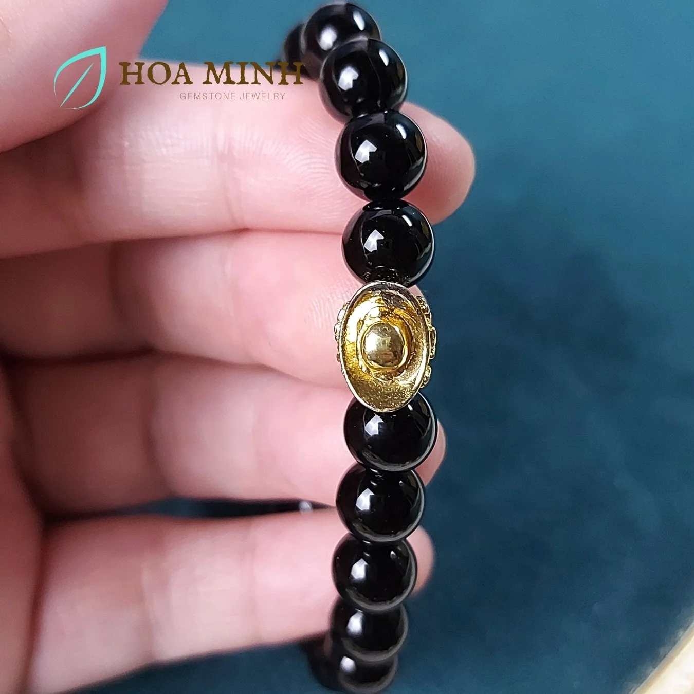 2-vong-tay-phong-thuy-da-ma-nao-den-size-hat-8-li-phoi-charm-luong-vang-xi-vang-may-man-hoa-minh-gem.jpg