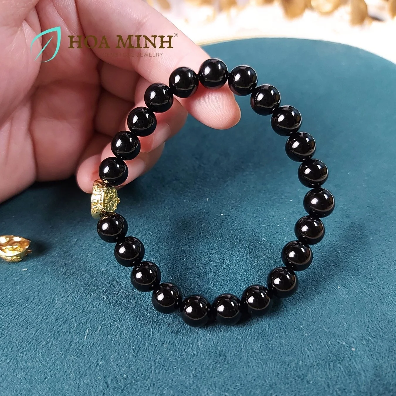 6-vong-tay-phong-thuy-da-ma-nao-den-size-hat-8-li-phoi-charm-luong-vang-xi-vang-may-man-hoa-minh-gem.jpg