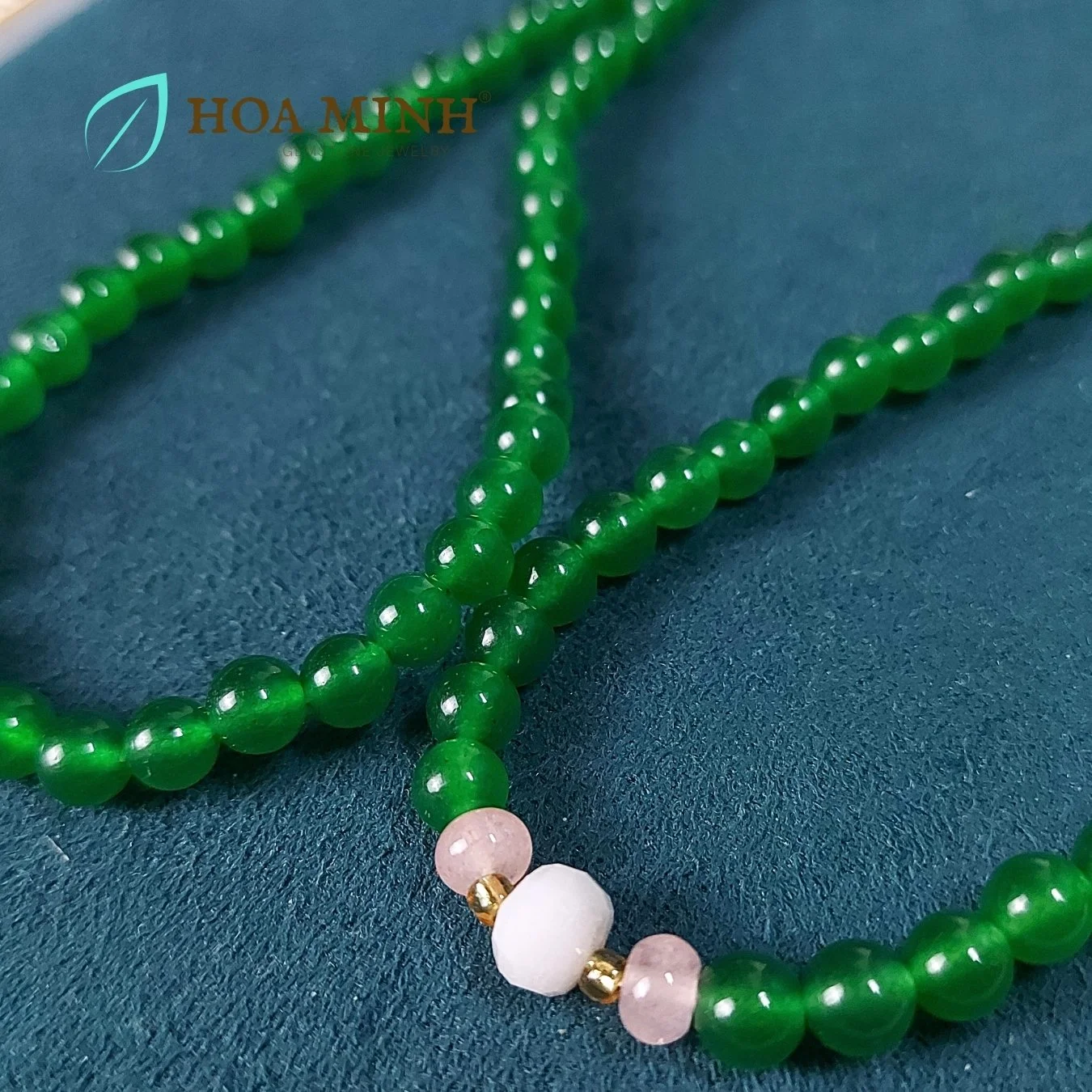 2-vong-tay-108-hat-da-ma-nao-mau-xanh-la-non-size-6-5-li-phoi-charm-kim-tien-xen-ke-vien-banh-xe-thach-anh-chalcedony-hoa-minh-gem.jpg