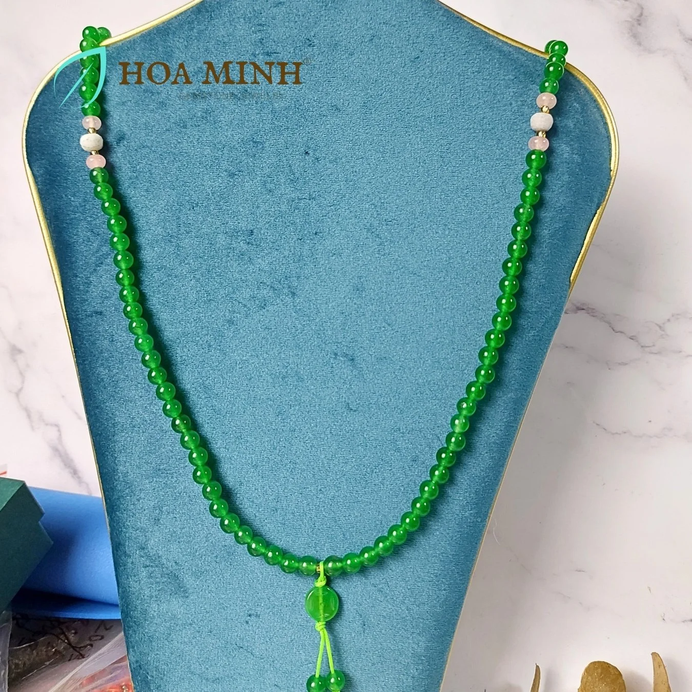 11-vong-tay-108-hat-da-ma-nao-mau-xanh-la-non-size-6-5-li-phoi-charm-kim-tien-xen-ke-vien-banh-xe-thach-anh-chalcedony-hoa-minh-gem.jpg