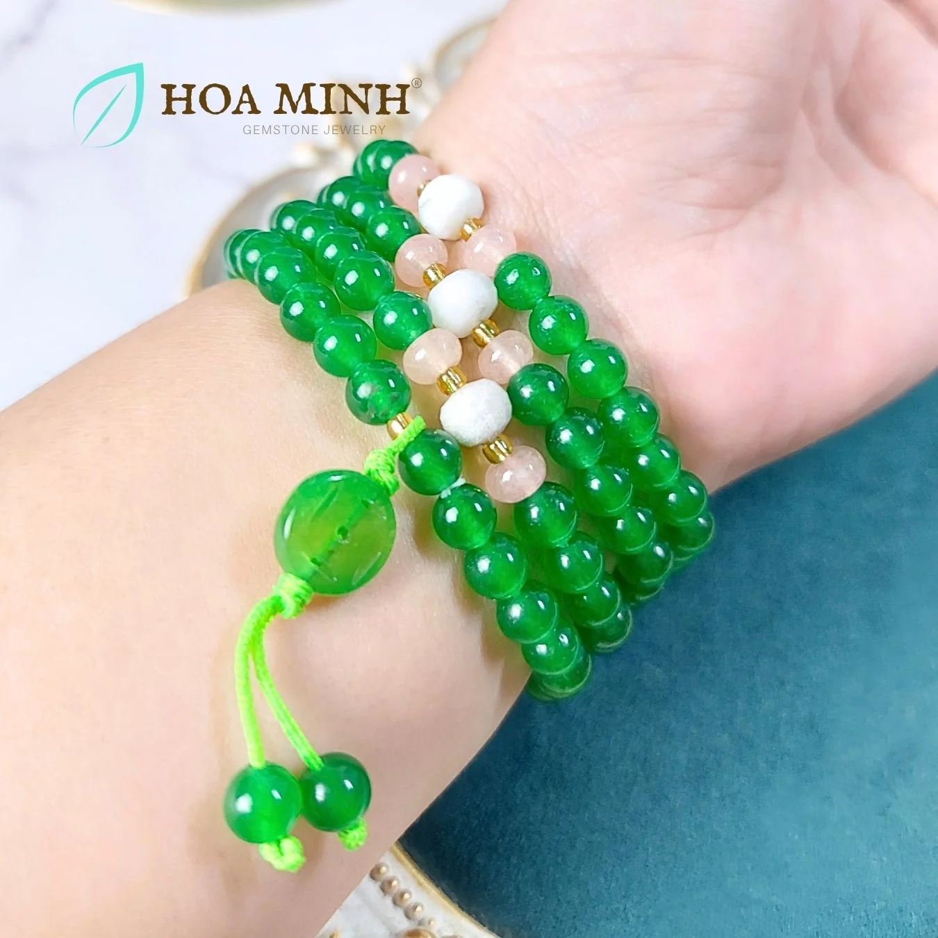 12-vong-tay-108-hat-da-ma-nao-mau-xanh-la-non-size-6-5-li-phoi-charm-kim-tien-xen-ke-vien-banh-xe-thach-anh-chalcedony-hoa-minh-gem.jpg