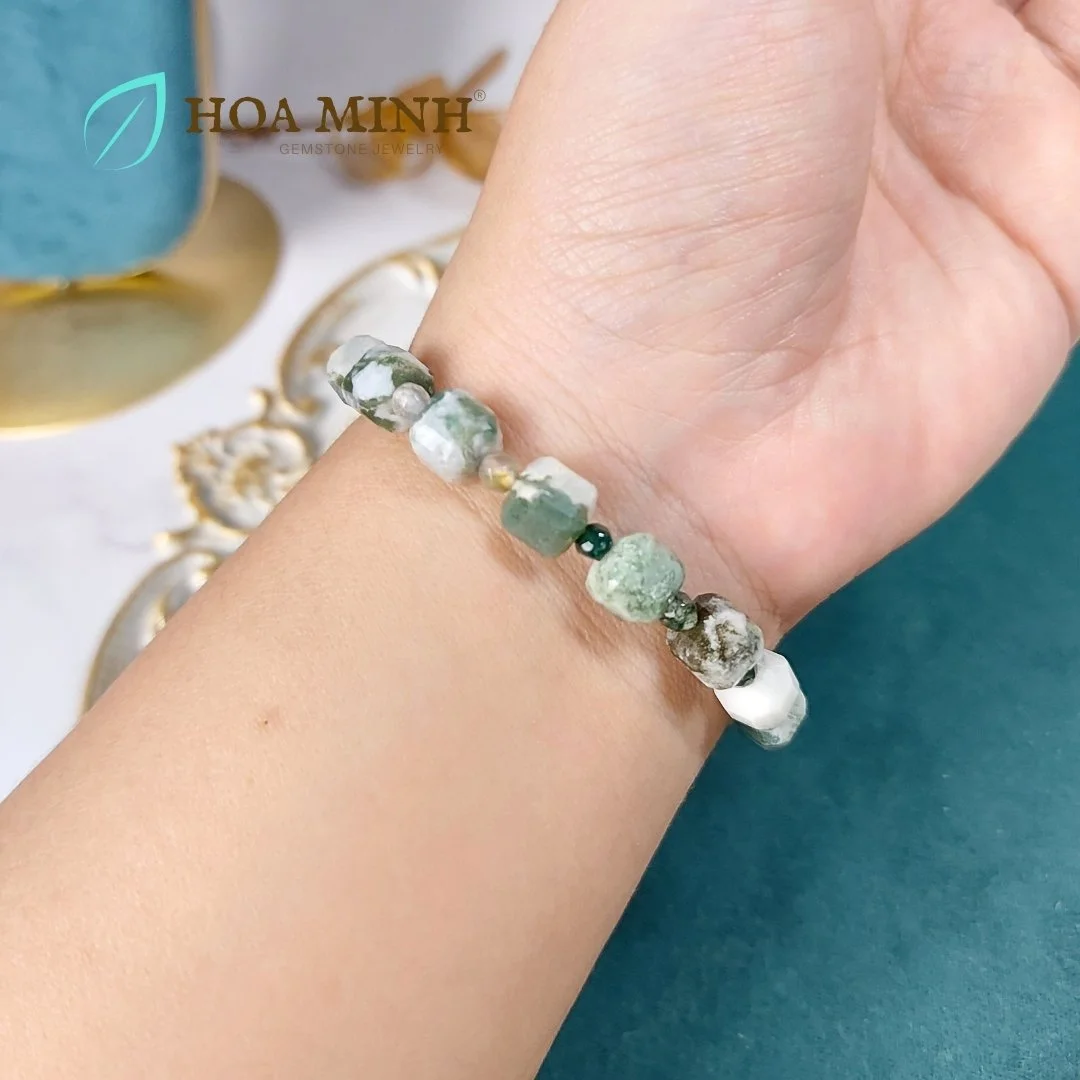 8-vong-tay-da-chalcedony-hat-vuong-cat-giac-size-8-li-mau-xanh-sang-xen-ke-vien-tron-chalcedony-doc-dao-thoi-trang-hoa-minh-gem.jpg