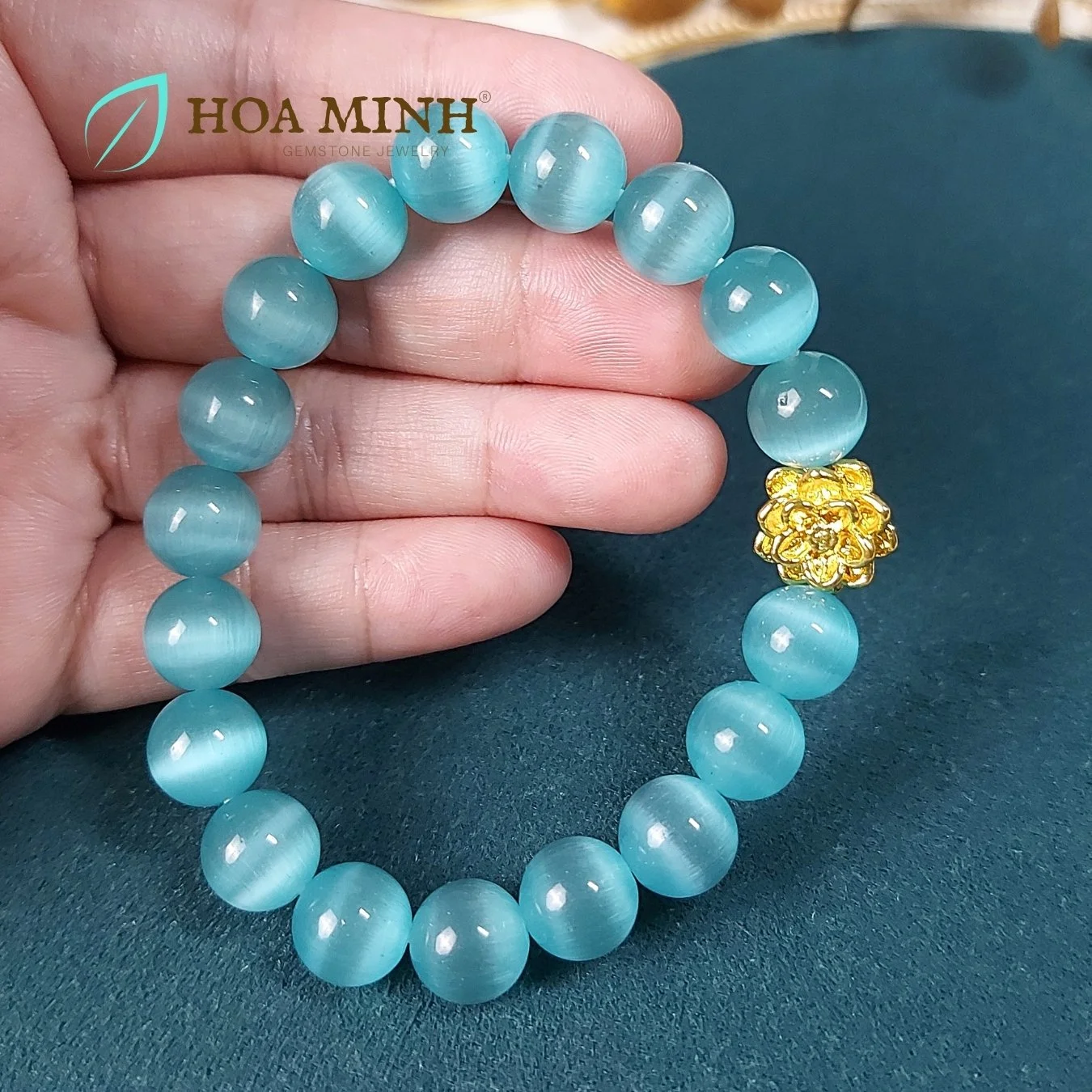 9-vong-tay-phong-thuy-da-mat-meo-mau-xanh-bien-size-hat-10-li-phoi-charm-hoa-sen-xi-ma-hoa-minh-gem.jpg