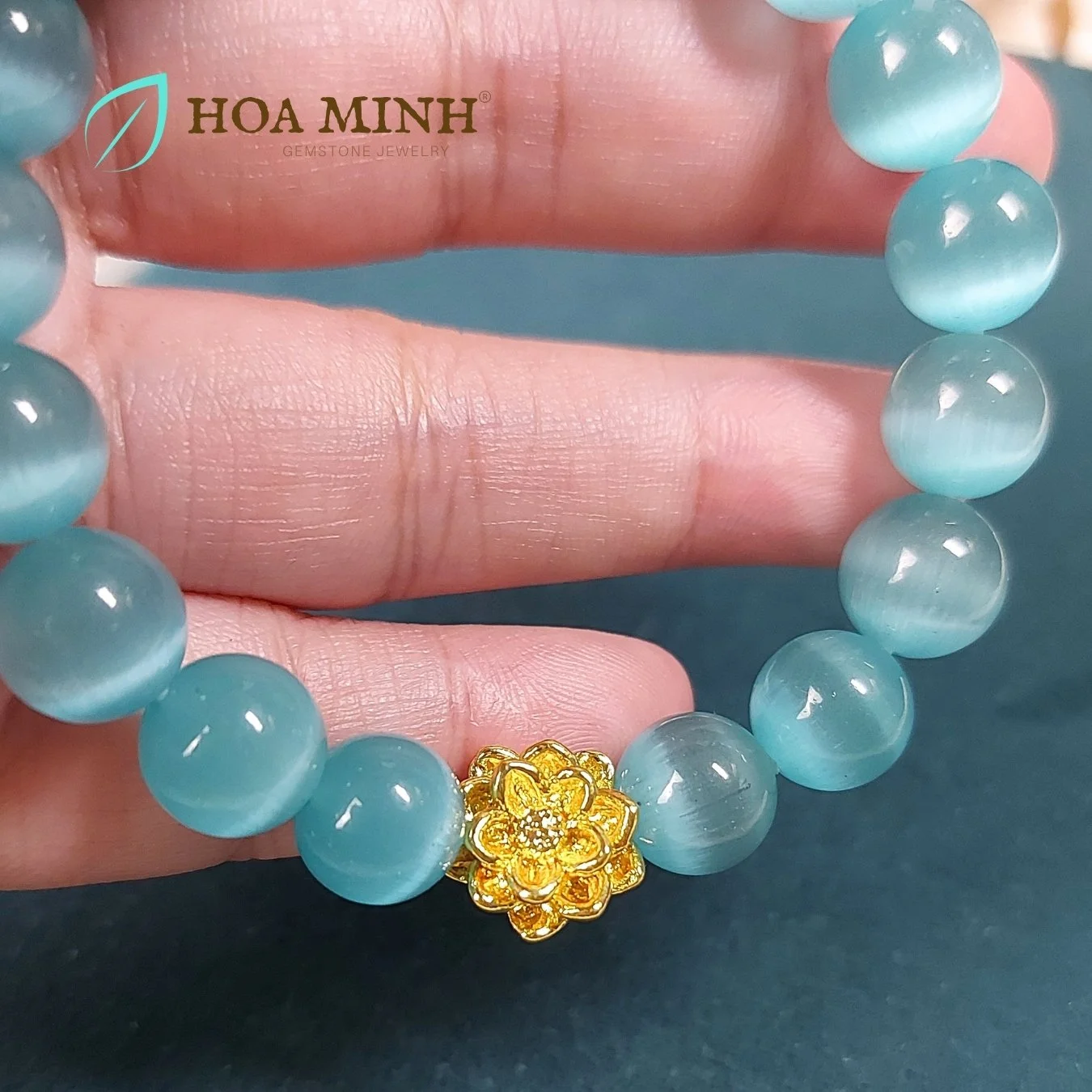 11-vong-tay-phong-thuy-da-mat-meo-mau-xanh-bien-size-hat-10-li-phoi-charm-hoa-sen-xi-ma-hoa-minh-gem.jpg