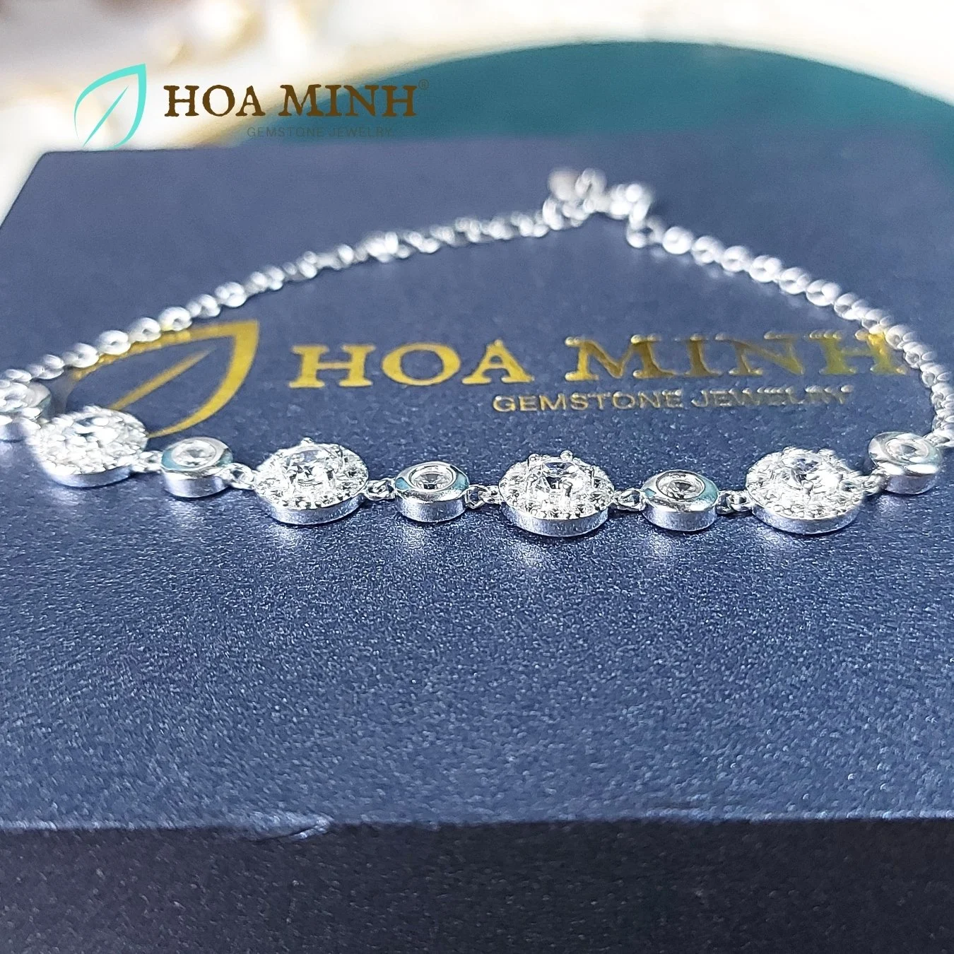 Lắc nữ dây công chất liệu bạc 4 viên xoàn tròn lớn xen kẽ 5 viên tròn nhỏ có chấu bao, sang trọng