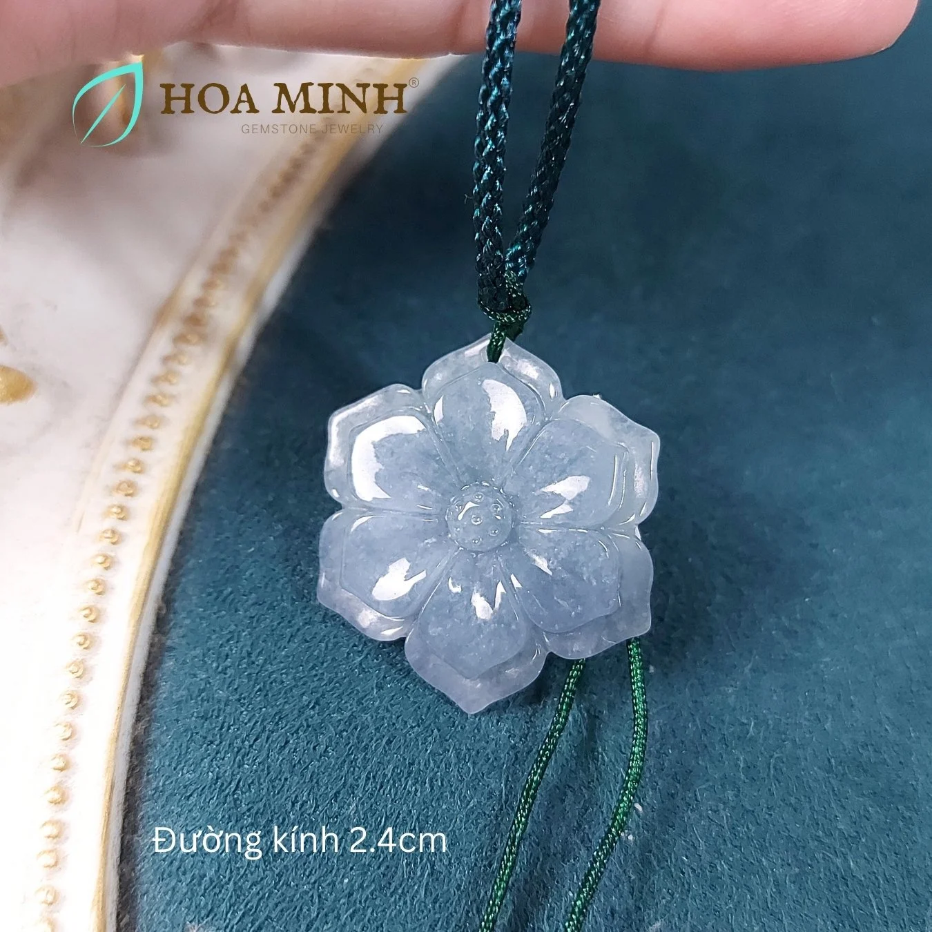 Mặt dây cổ đá Cẩm Thạch ngọc lam chạm khắc kiểu hoa mai đường kính 2.4cm tuyệt đẹp thanh lịch