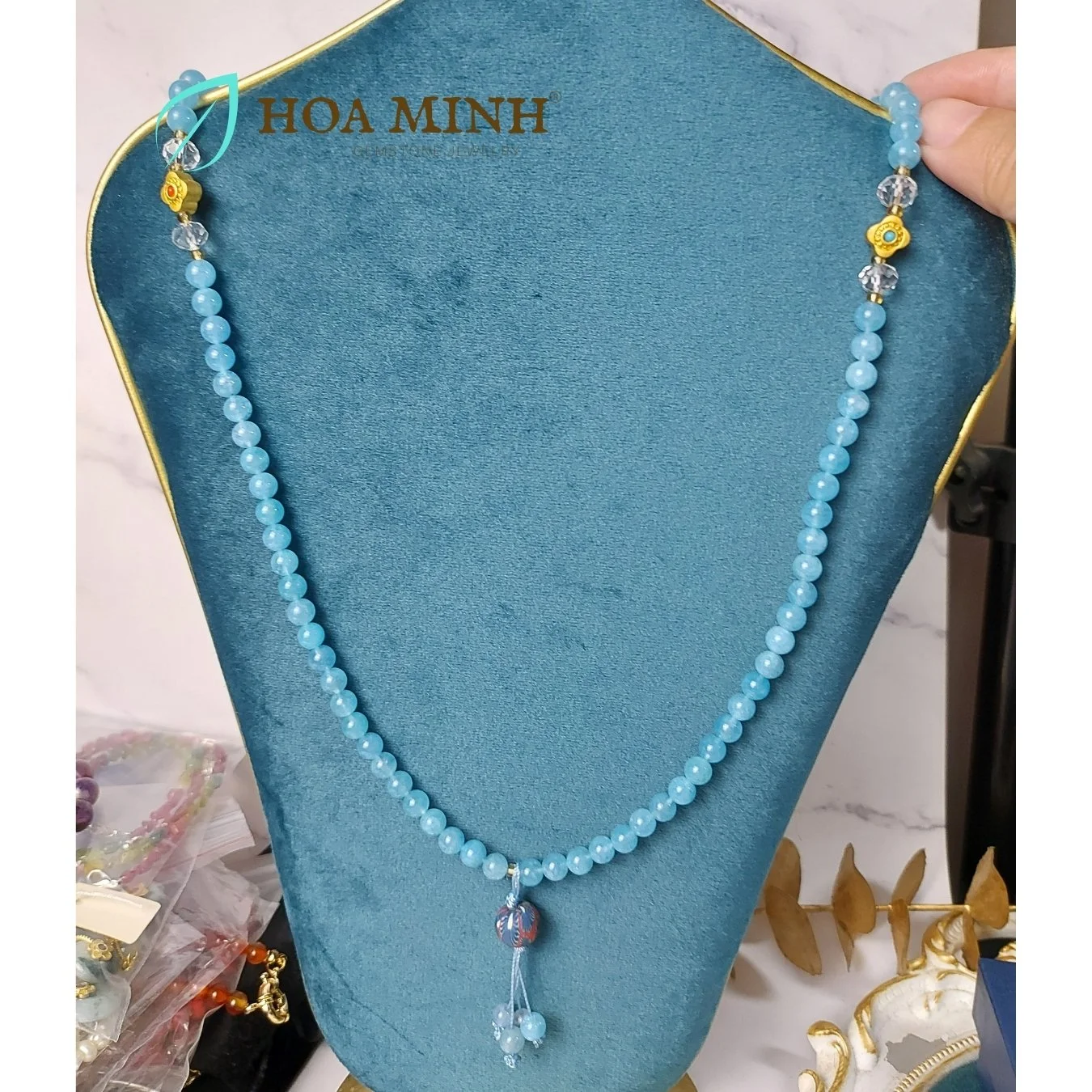 8-vong-tay-108-hat-da-aquamarine-size-6-5-li-phoi-vien-thach-anh-trang-oval-cat-giac-charm-co-4-la-phong-cach-tay-tang-vien-dat-set-hoa-xanh-hoa-minh-gem.jpg