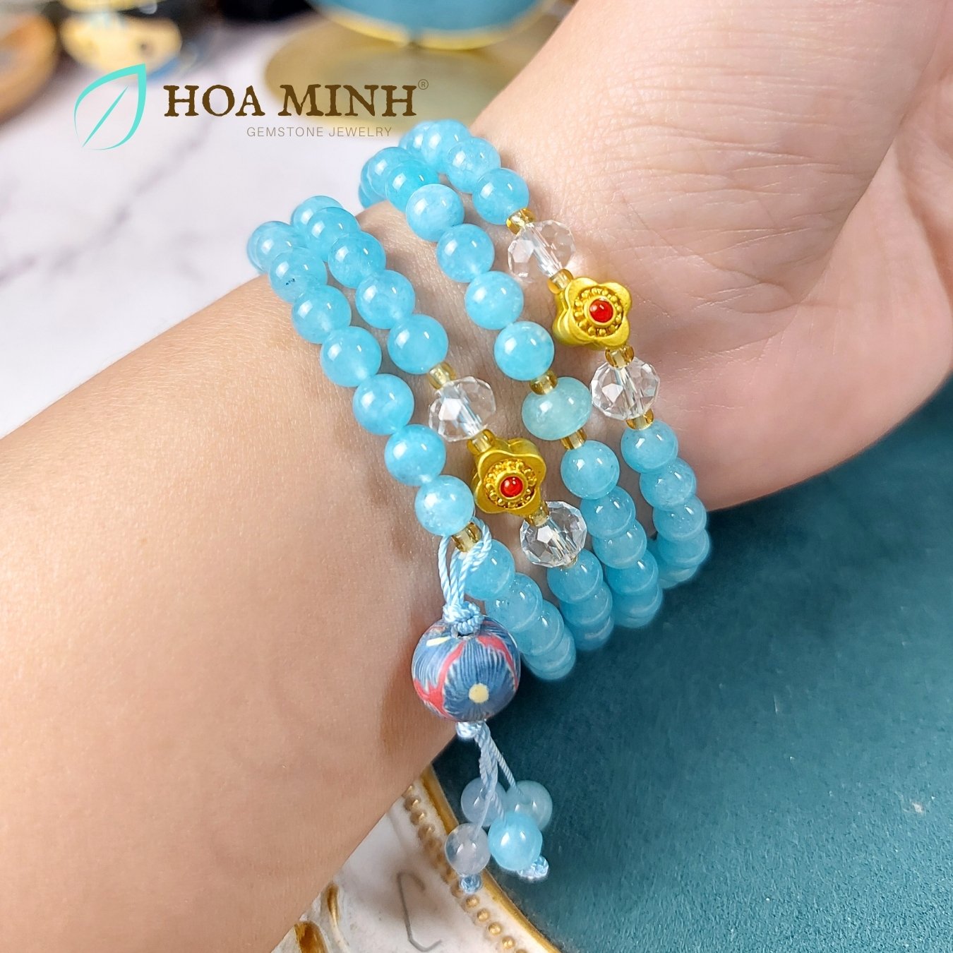 10-vong-tay-108-hat-da-aquamarine-size-6-5-li-phoi-vien-thach-anh-trang-oval-cat-giac-charm-co-4-la-phong-cach-tay-tang-vien-dat-set-hoa-xanh-hoa-minh-gem.jpg