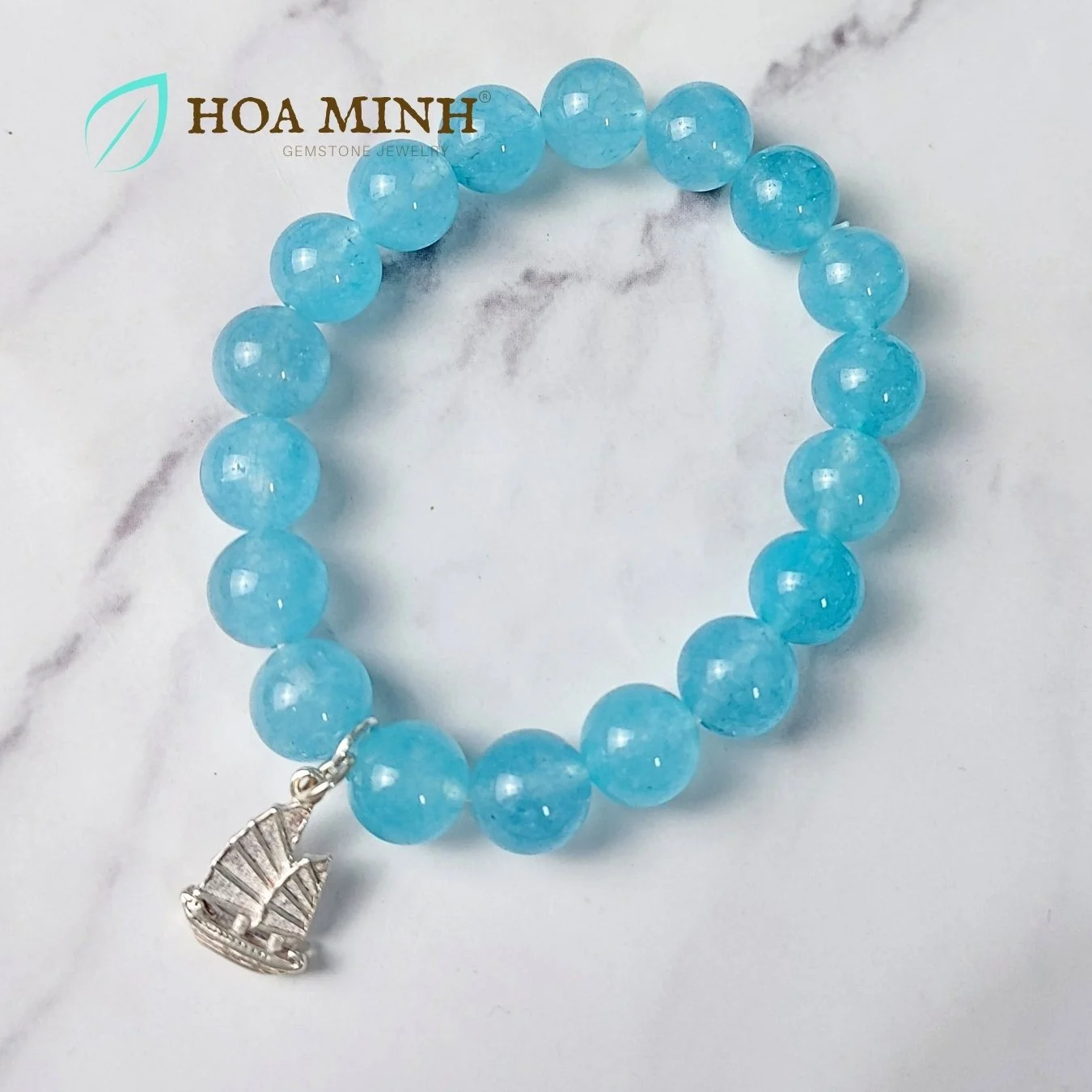 1-vong-tay-da-aquamarine-ngoc-hai-lam-size-hat-10-li-tu-nhien-phoi-charm-bac-treo-kieu-con-thuyen-thuan-buom-xuoi-gio-hoa-minh-gem.jpg