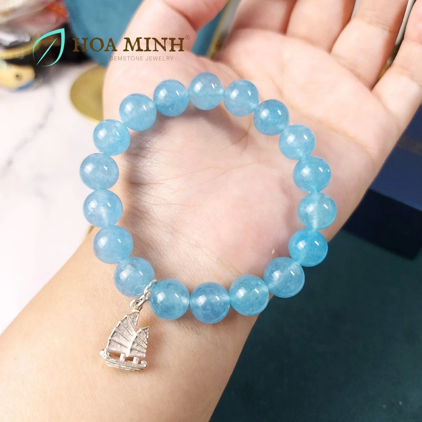 5-vong-tay-da-aquamarine-ngoc-hai-lam-size-hat-10-li-tu-nhien-phoi-charm-bac-treo-kieu-con-thuyen-thuan-buom-xuoi-gio-hoa-minh-gem.jpg