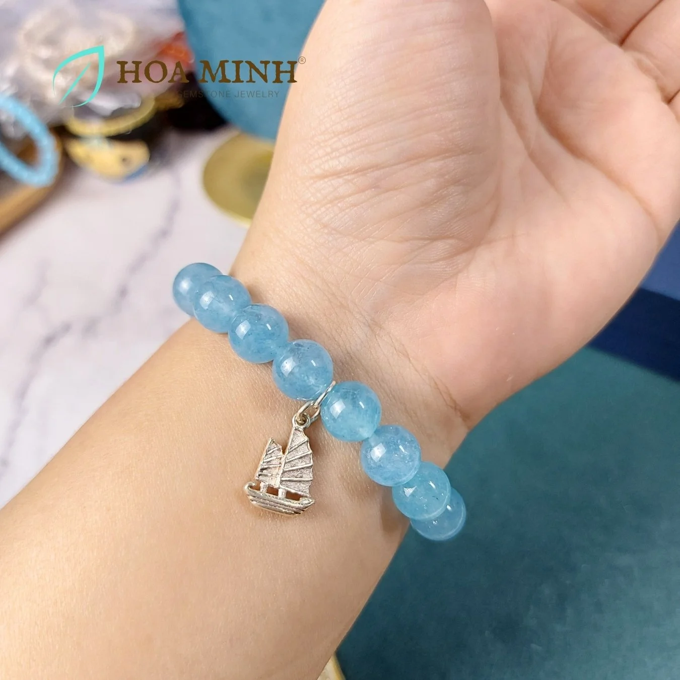 8-vong-tay-da-aquamarine-ngoc-hai-lam-size-hat-10-li-tu-nhien-phoi-charm-bac-treo-kieu-con-thuyen-thuan-buom-xuoi-gio-hoa-minh-gem.jpg