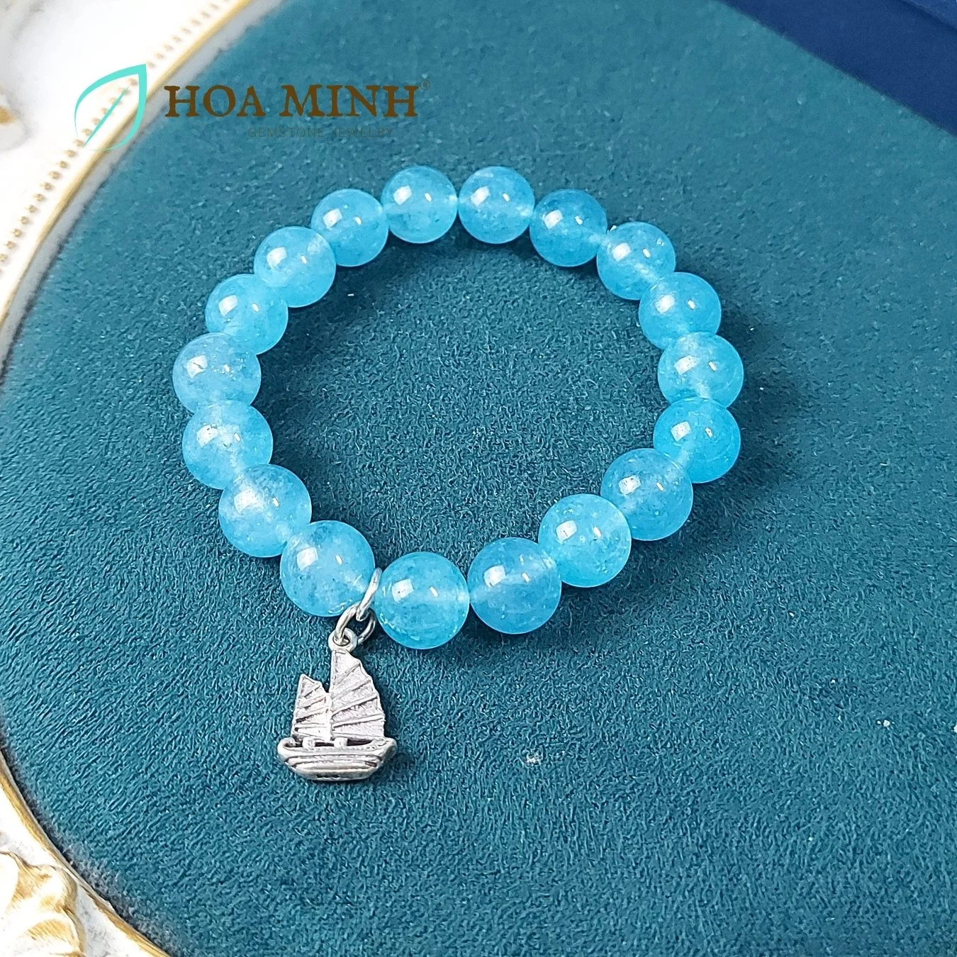 9-vong-tay-da-aquamarine-ngoc-hai-lam-size-hat-10-li-tu-nhien-phoi-charm-bac-treo-kieu-con-thuyen-thuan-buom-xuoi-gio-hoa-minh-gem.jpg