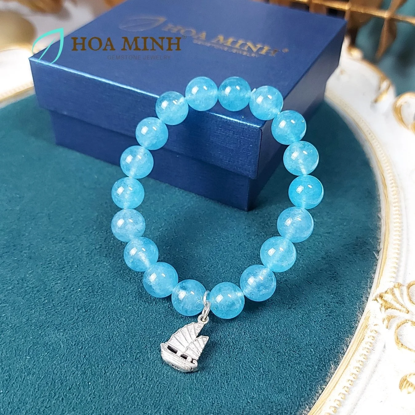 11-vong-tay-da-aquamarine-ngoc-hai-lam-size-hat-10-li-tu-nhien-phoi-charm-bac-treo-kieu-con-thuyen-thuan-buom-xuoi-gio-hoa-minh-gem.jpg