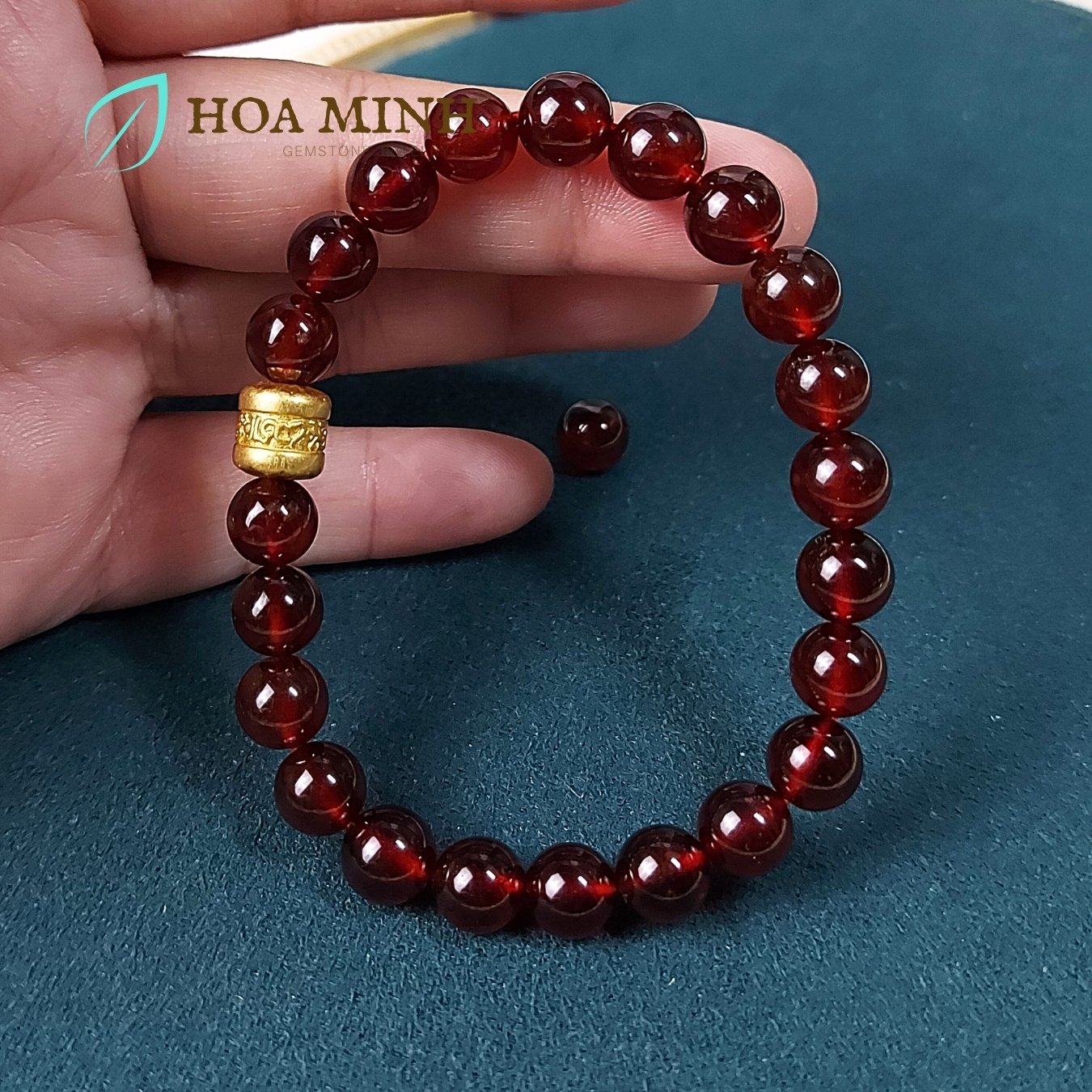 8-vong-tay-da-garnet-ngoc-hong-luu-size-8-li-tu-nhien-phoi-charm-lu-thong-xi-vang-khac-luc-chu-binh-an-hoa-minh-gem.jpg