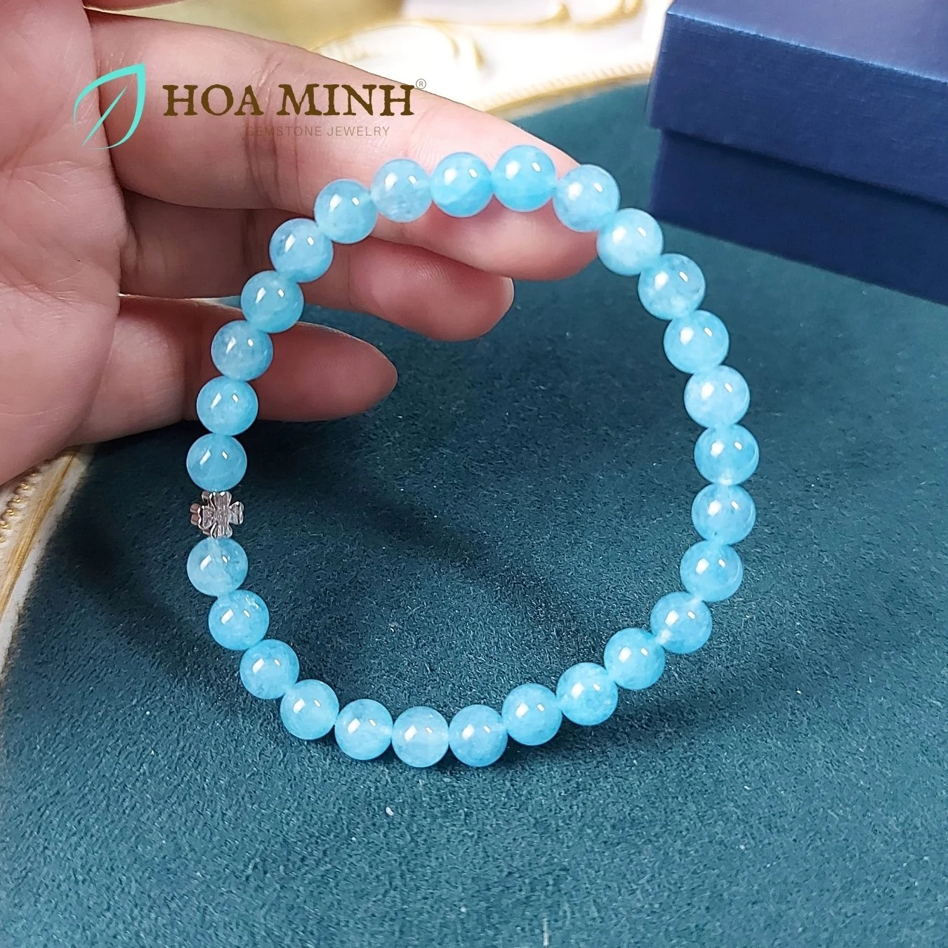 4-vong-tay-phong-thuy-da-aquamarine-size-6-5-li-tu-nhien-phoi-charm-co-4-la-may-man-phong-cach-tieu-thu-thanh-lich-hoa-minh-gem.jpg