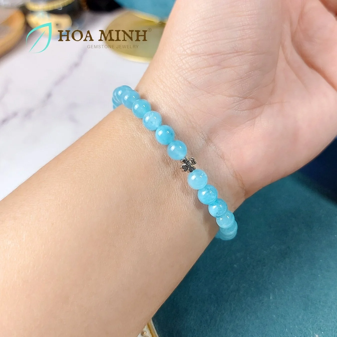 7-vong-tay-phong-thuy-da-aquamarine-size-6-5-li-tu-nhien-phoi-charm-co-4-la-may-man-phong-cach-tieu-thu-thanh-lich-hoa-minh-gem.jpg