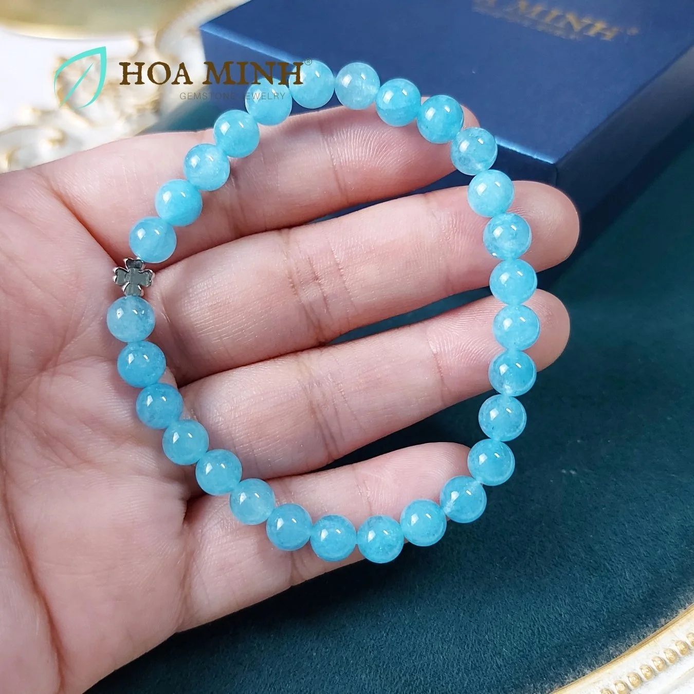 8-vong-tay-phong-thuy-da-aquamarine-size-6-5-li-tu-nhien-phoi-charm-co-4-la-may-man-phong-cach-tieu-thu-thanh-lich-hoa-minh-gem.jpg