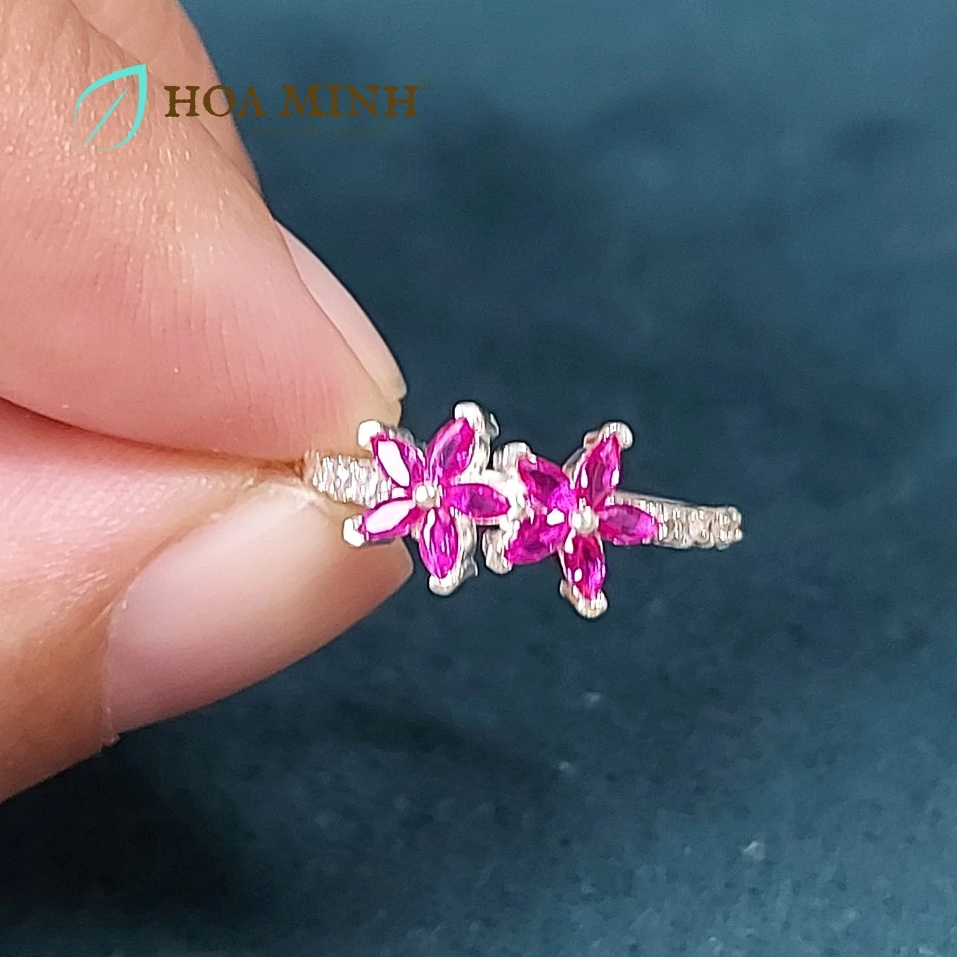1-nhan-bac-nu-dinh-da-mau-do-ruby-2-bong-hoa-cuc-1-size-nho-duong-kinh-14.9mm-os55203f-hoa-minh-gem.jpg