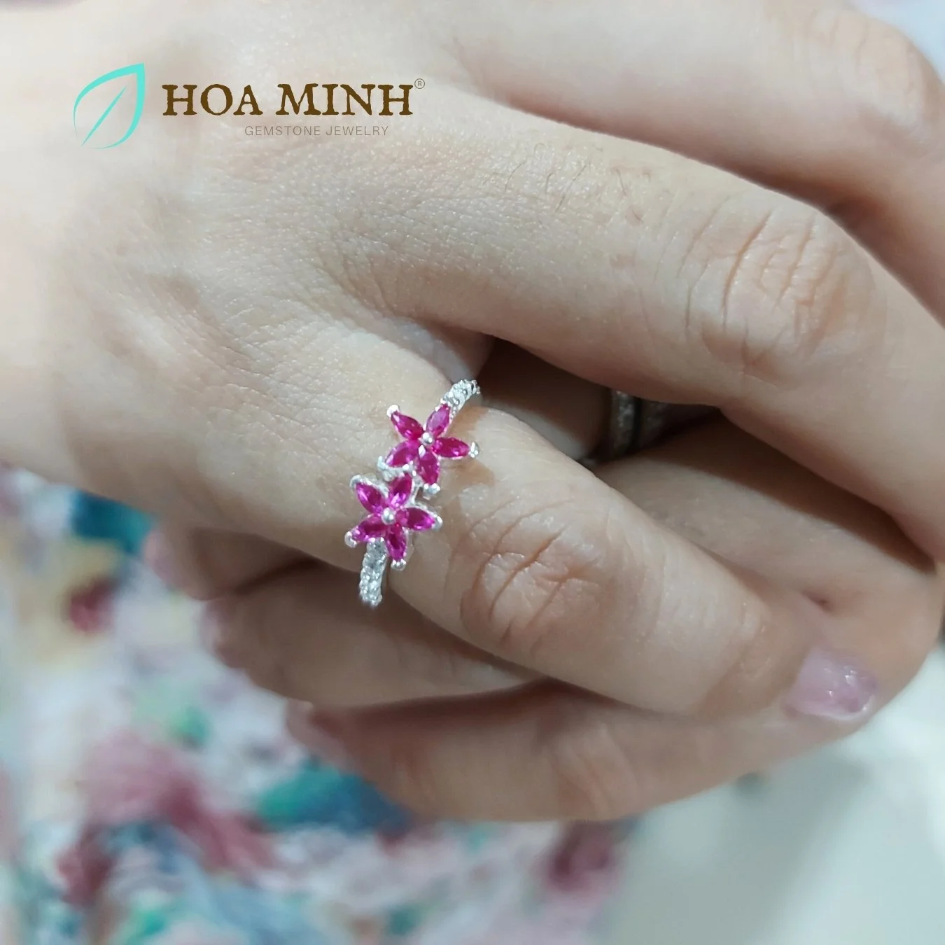 4-nhan-bac-nu-dinh-da-mau-do-ruby-2-bong-hoa-cuc-1-size-nho-duong-kinh-14.9mm-os55203f-hoa-minh-gem.jpg