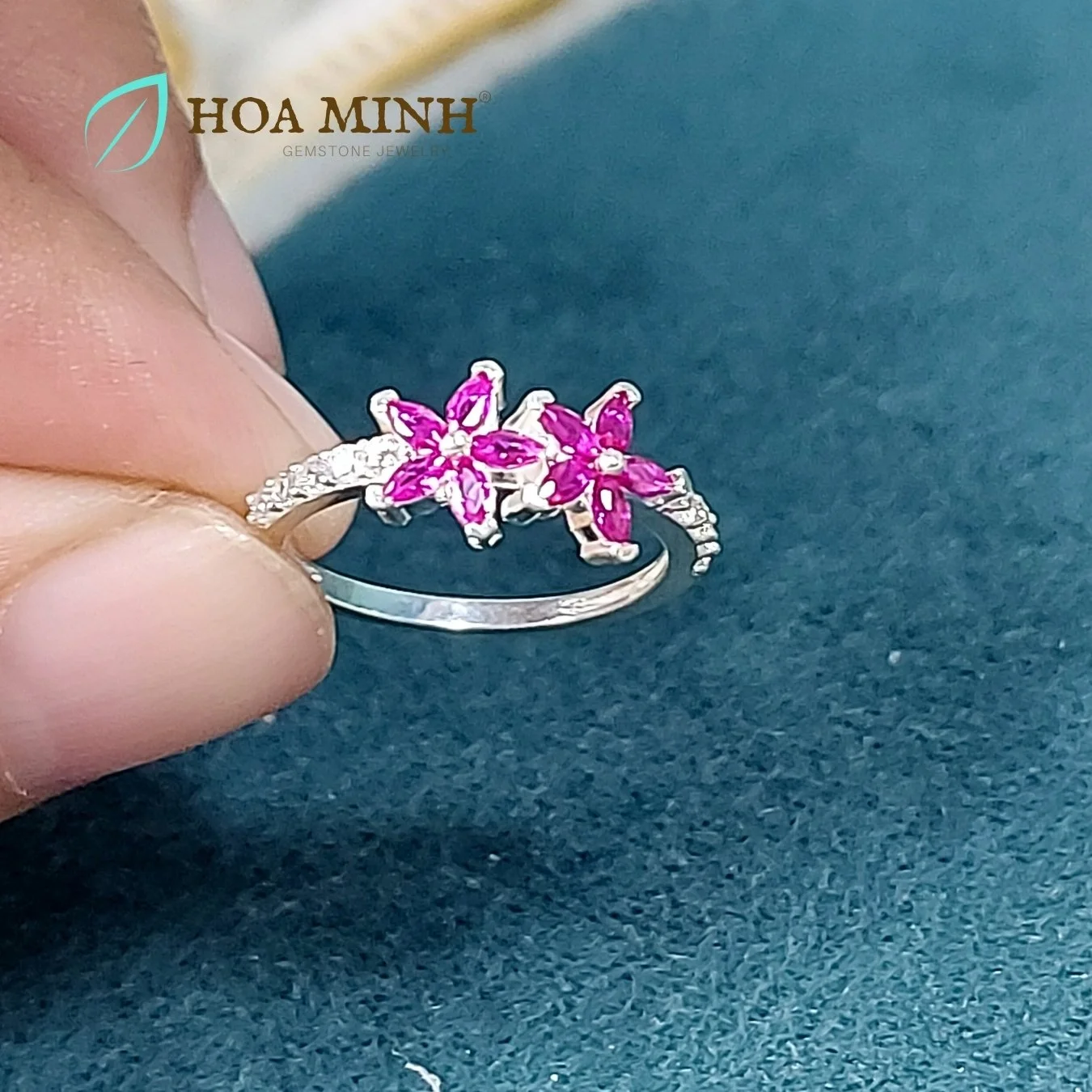 6-nhan-bac-nu-dinh-da-mau-do-ruby-2-bong-hoa-cuc-1-size-nho-duong-kinh-14.9mm-os55203f-hoa-minh-gem.jpg