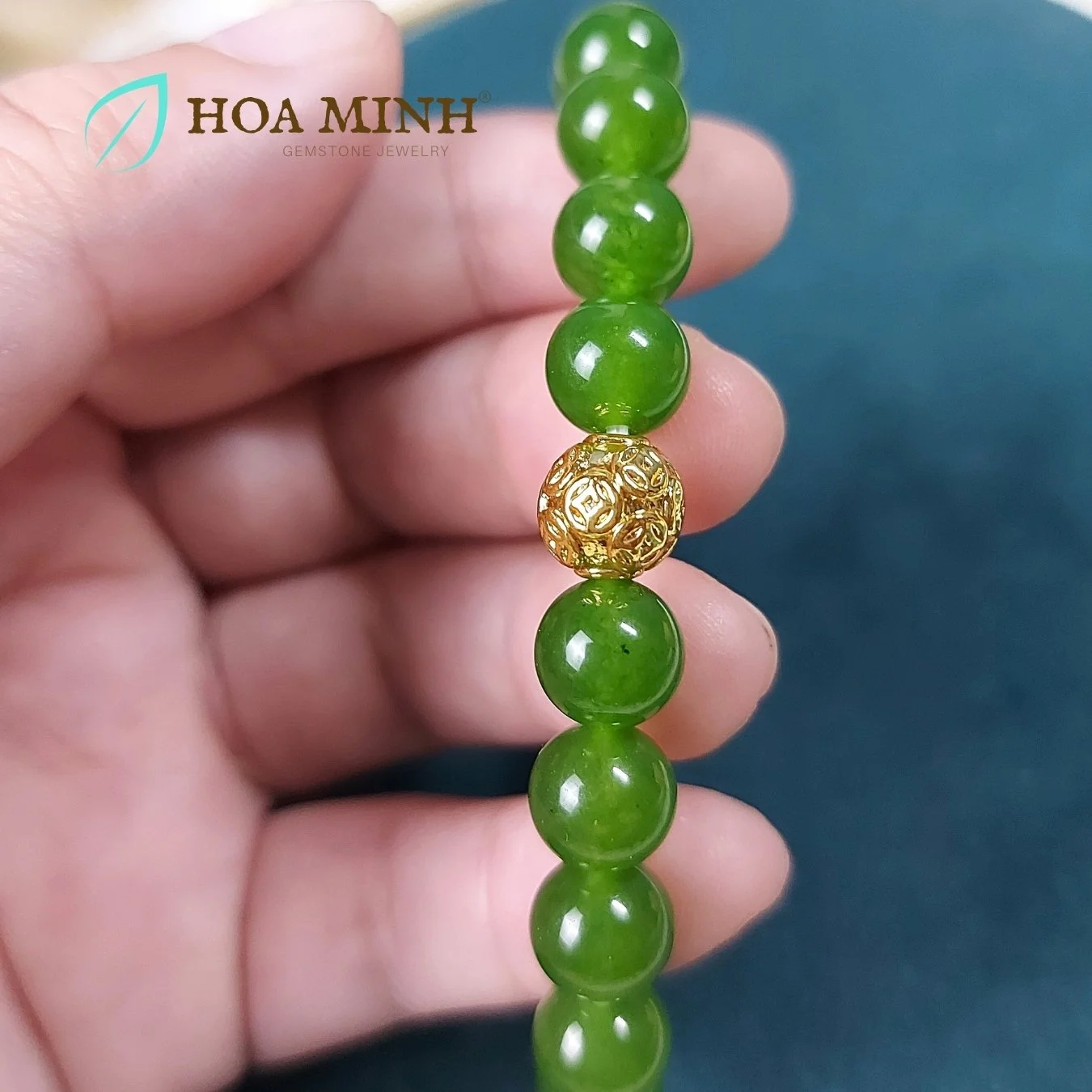 14-vong-tay-phong-thuy-da-ma-nao-mau-xanh-ngoc-size-hat-8-li-phoi-charm-xi-vang-phong-cach-sang-trong-thoi-trang-hoa-minh-gem.jpg