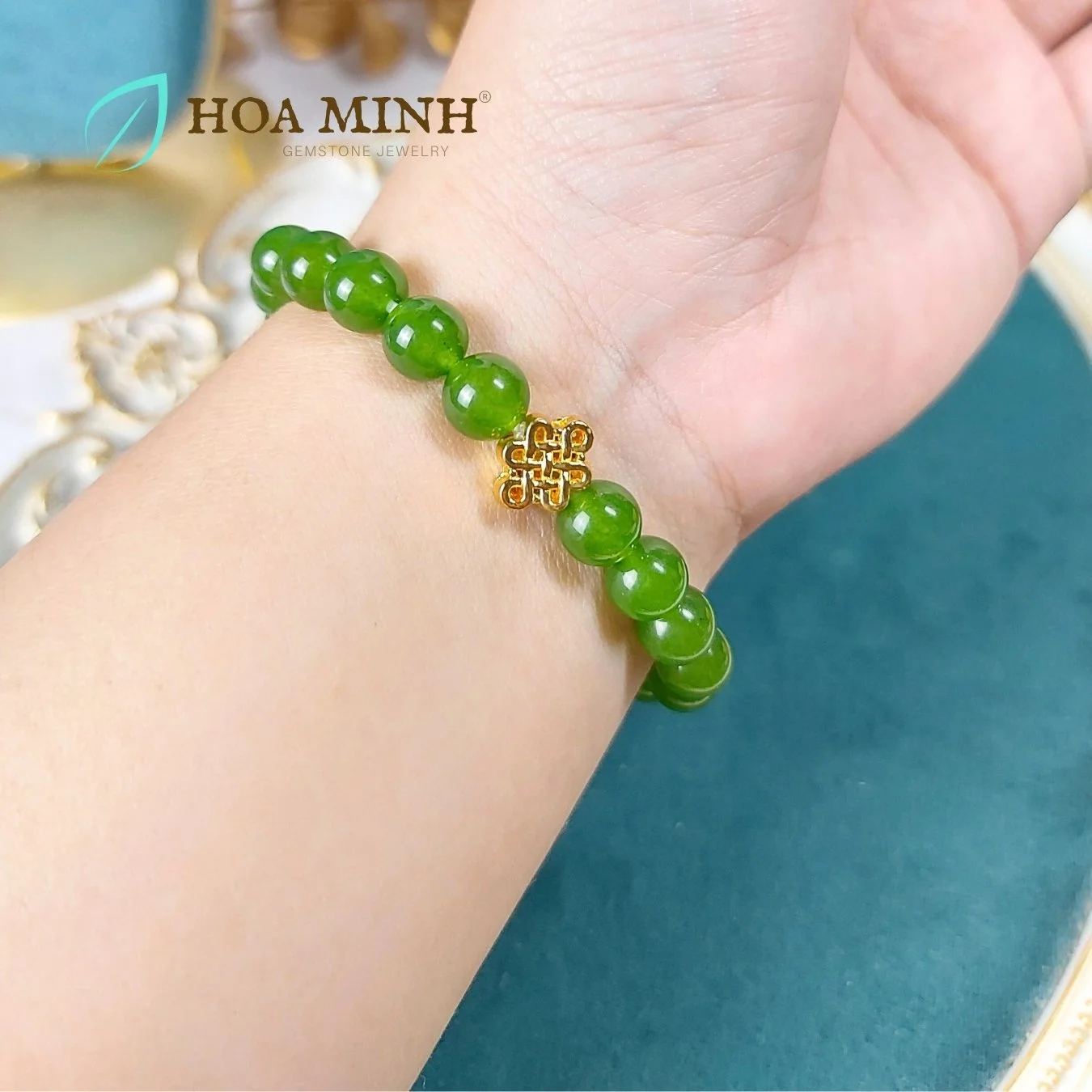 23-vong-tay-phong-thuy-da-ma-nao-mau-xanh-ngoc-size-hat-8-li-phoi-charm-xi-vang-phong-cach-sang-trong-thoi-trang-hoa-minh-gem.jpg