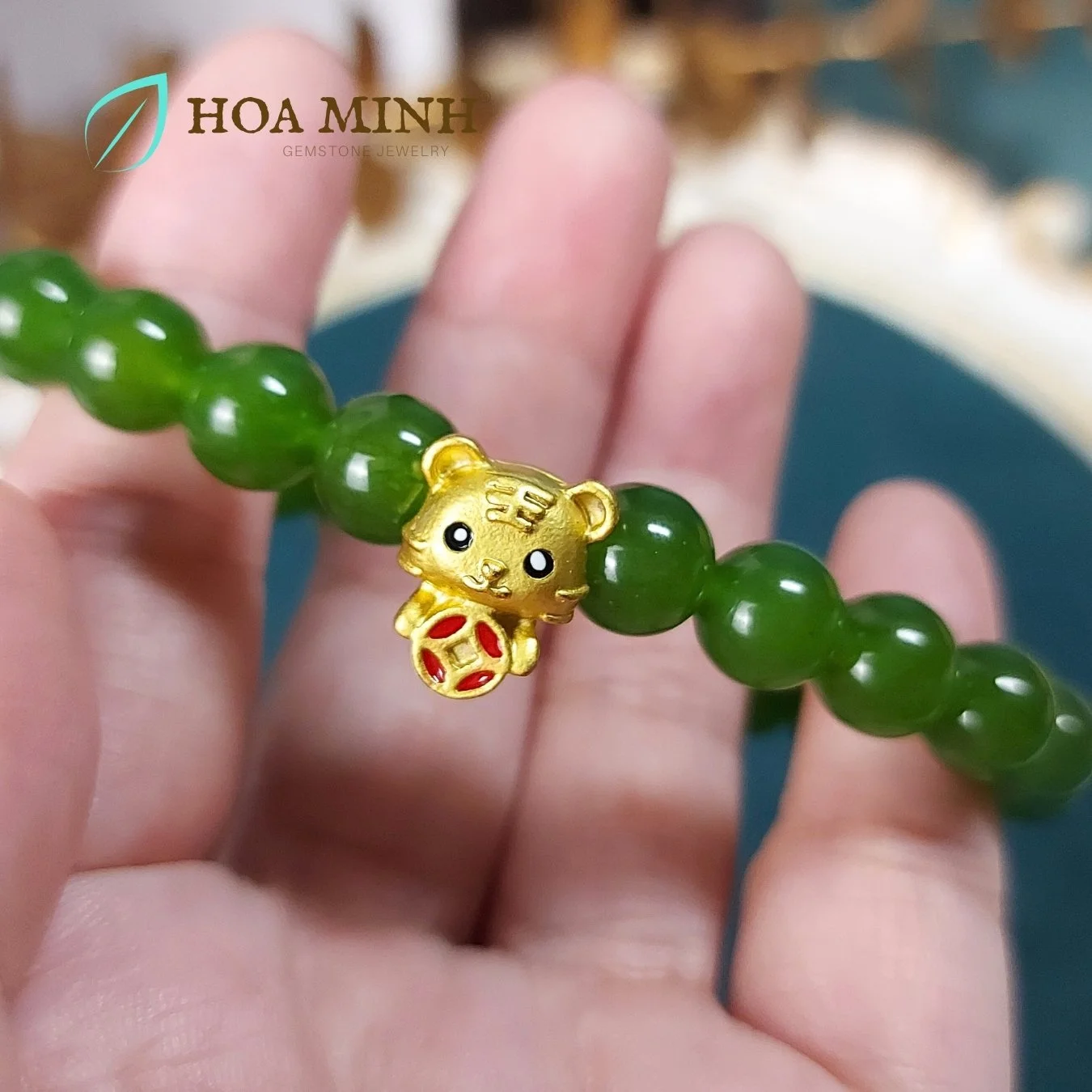 29-vong-tay-phong-thuy-da-ma-nao-mau-xanh-ngoc-size-hat-8-li-phoi-charm-xi-vang-phong-cach-sang-trong-thoi-trang-hoa-minh-gem.jpg
