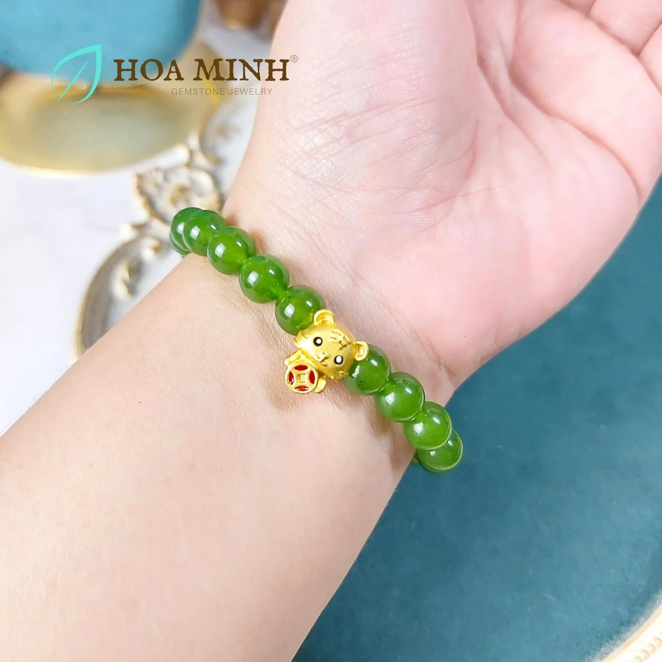 31-vong-tay-phong-thuy-da-ma-nao-mau-xanh-ngoc-size-hat-8-li-phoi-charm-xi-vang-phong-cach-sang-trong-thoi-trang-hoa-minh-gem.jpg