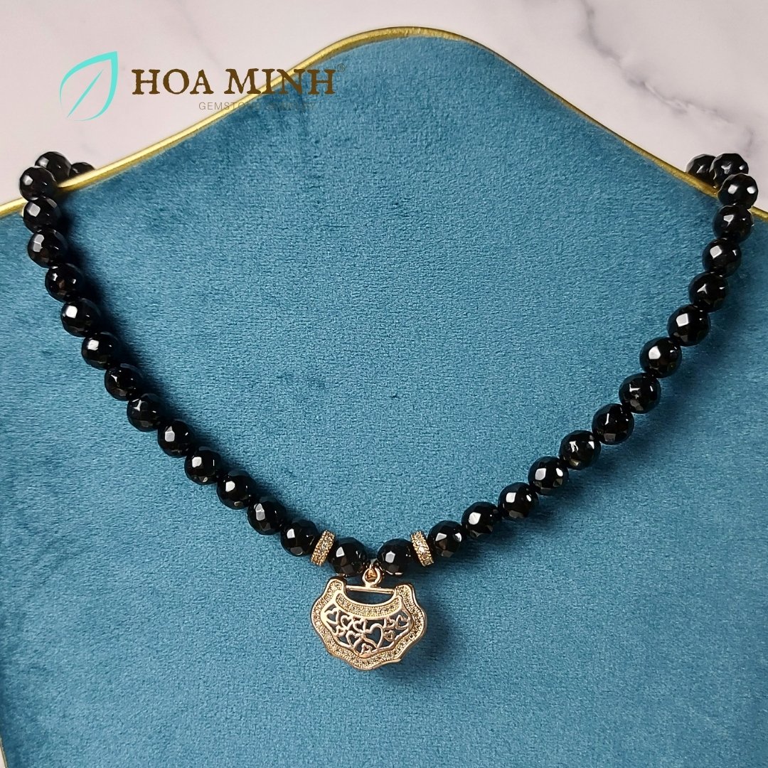 Dây cổ đá Mã Não đen tròn size 8 li cắt giác phối mặt khóa trường mệnh, bánh xe đính đá xi vàng hồng phong cách độc đáo, thời trang