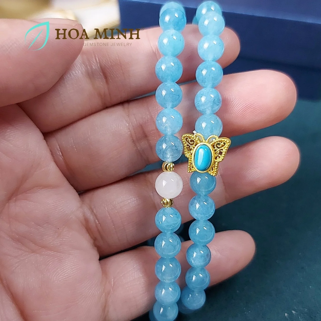 3-vong-tay-quan-2-da-aquamarine-size-6-5-li-phoi-vien-ma-nao-trang-va-bi-cat-giac-charm-buom-ho-diep-xinh-xan-thoi-trang-hoa-minh-gem.jpg
