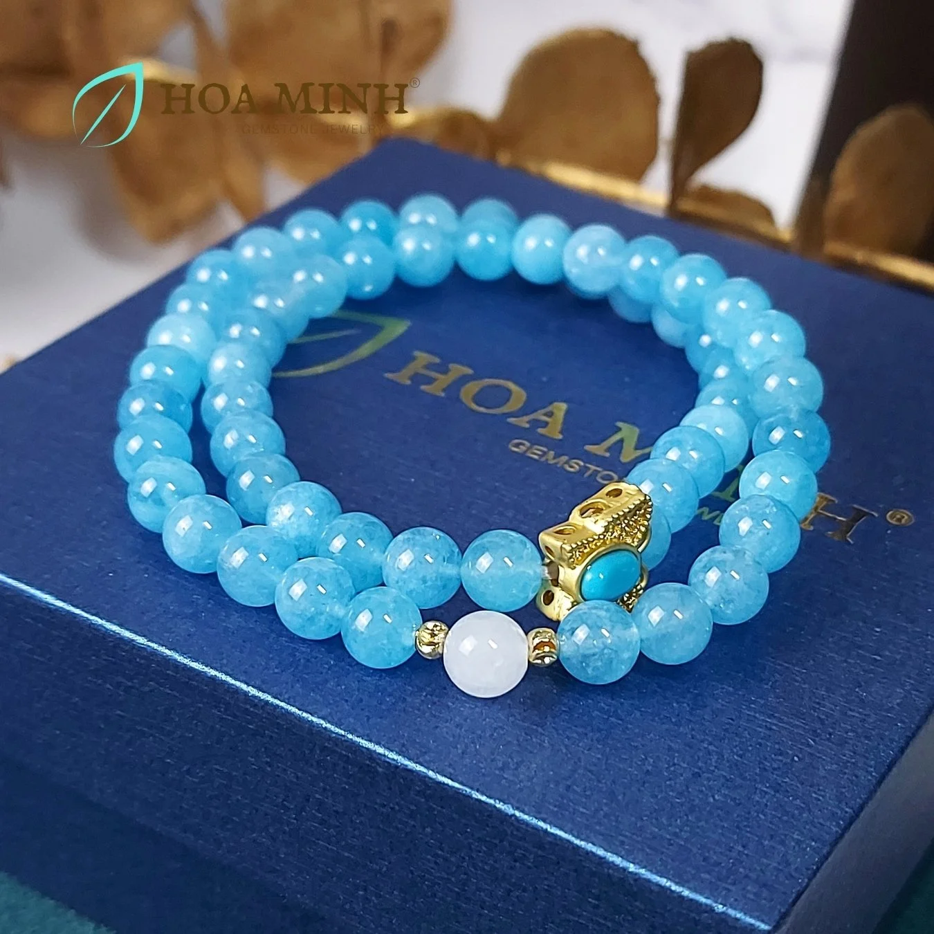 4-vong-tay-quan-2-da-aquamarine-size-6-5-li-phoi-vien-ma-nao-trang-va-bi-cat-giac-charm-buom-ho-diep-xinh-xan-thoi-trang-hoa-minh-gem.jpg