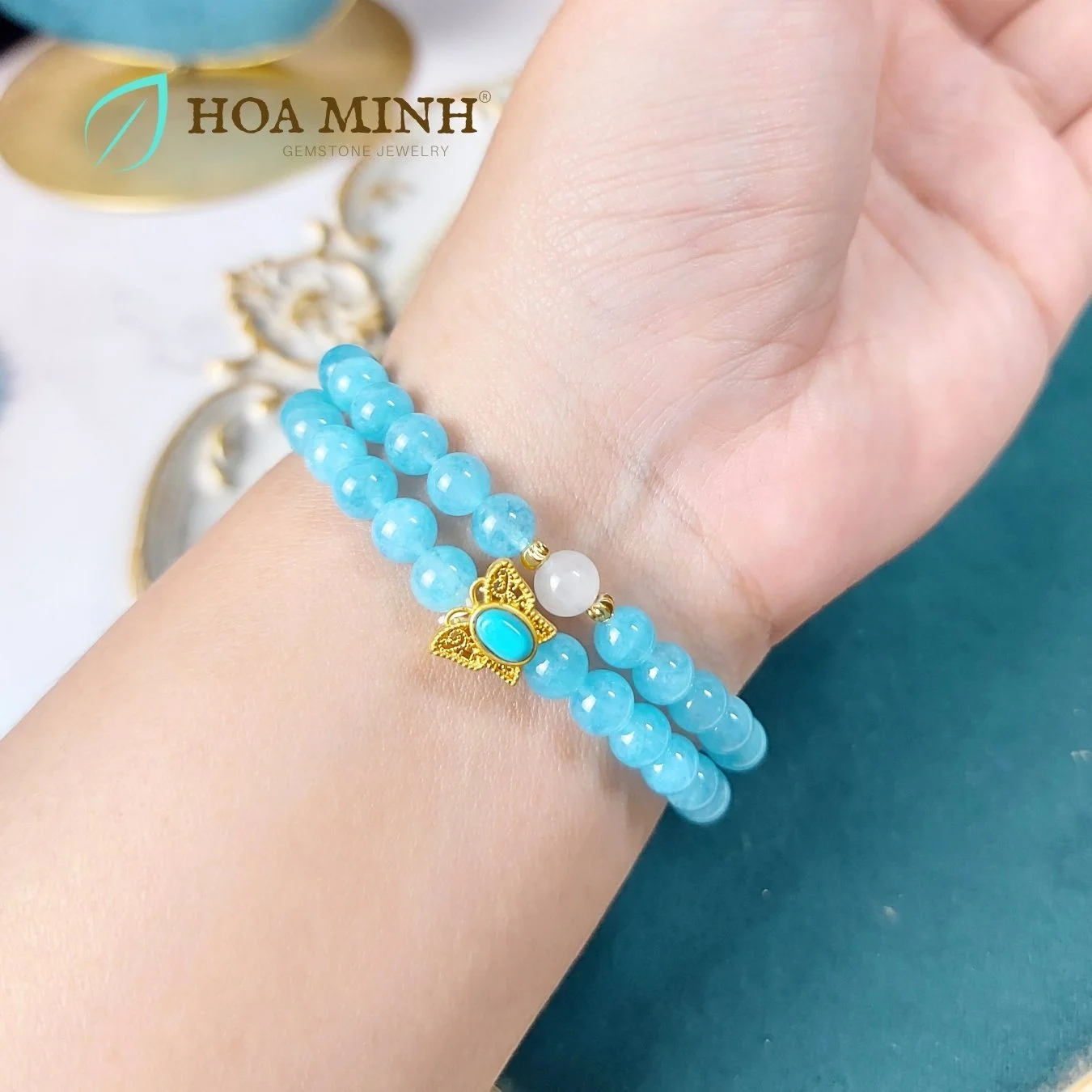 5-vong-tay-quan-2-da-aquamarine-size-6-5-li-phoi-vien-ma-nao-trang-va-bi-cat-giac-charm-buom-ho-diep-xinh-xan-thoi-trang-hoa-minh-gem.jpg