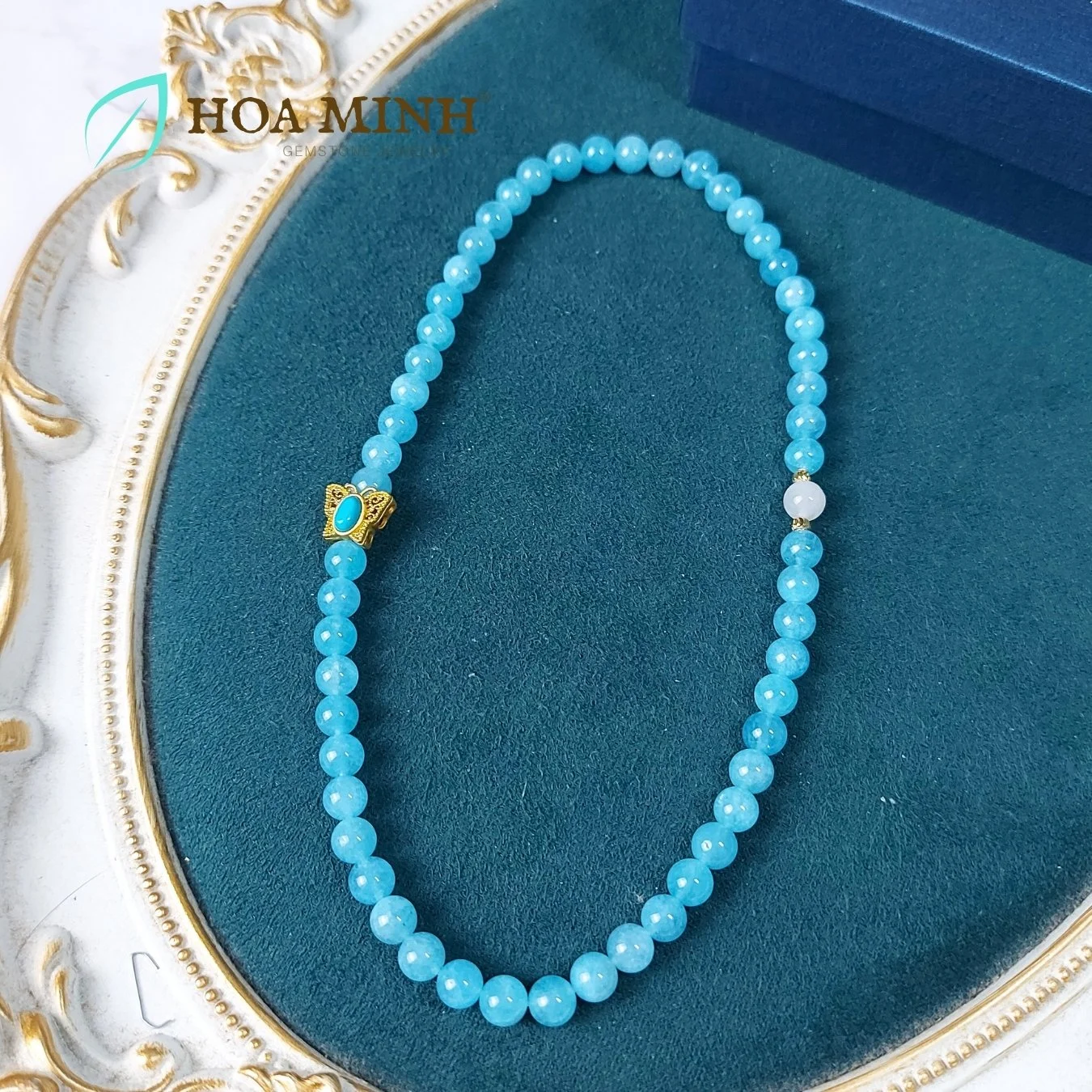 6-vong-tay-quan-2-da-aquamarine-size-6-5-li-phoi-vien-ma-nao-trang-va-bi-cat-giac-charm-buom-ho-diep-xinh-xan-thoi-trang-hoa-minh-gem.jpg