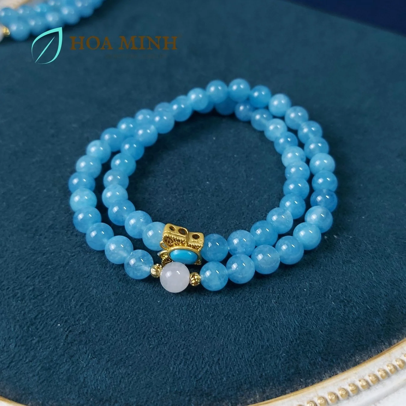 8-vong-tay-quan-2-da-aquamarine-size-6-5-li-phoi-vien-ma-nao-trang-va-bi-cat-giac-charm-buom-ho-diep-xinh-xan-thoi-trang-hoa-minh-gem.jpg