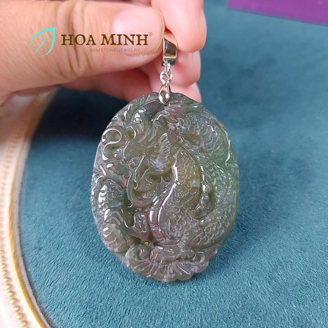 2-mat-day-chuyen-da-chalcedony-xanh-oval-cham-khac-hinh-rong-size-37-9mm-x-46mm-tinh-xao-phong-thuy-vuong-tai-hoa-minh-gem.jpg