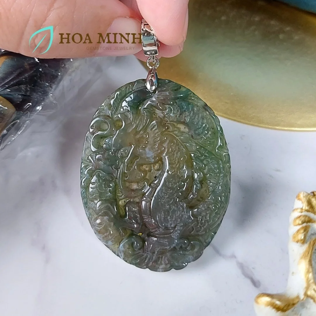 6-mat-day-chuyen-da-chalcedony-xanh-oval-cham-khac-hinh-rong-size-37-9mm-x-46mm-tinh-xao-phong-thuy-vuong-tai-hoa-minh-gem.jpg
