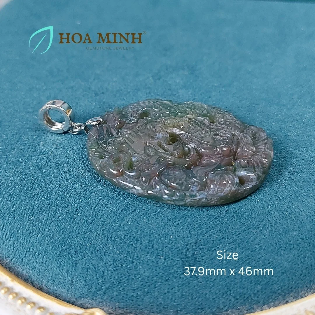 7-mat-day-chuyen-da-chalcedony-xanh-oval-cham-khac-hinh-rong-size-37-9mm-x-46mm-tinh-xao-phong-thuy-vuong-tai-hoa-minh-gem.jpg