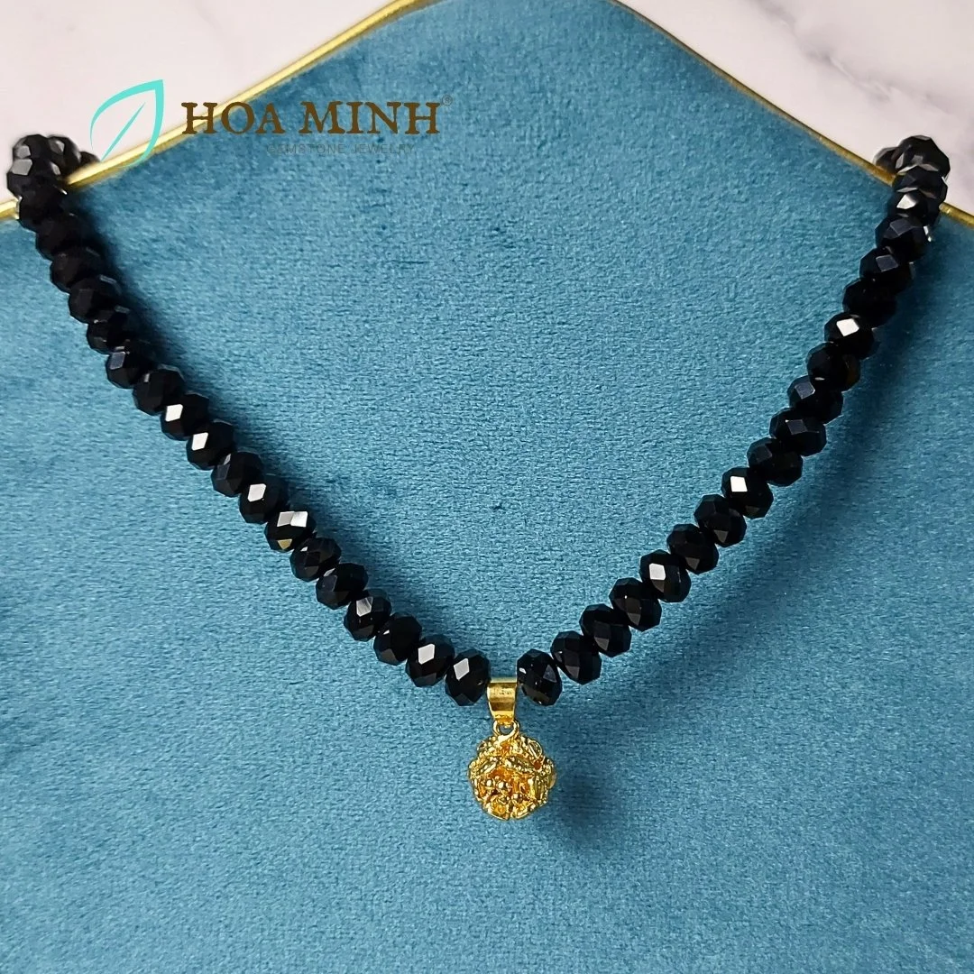Chuỗi đeo cổ choker đá Mã Não đen kiểu bánh xe cắt giác size hạt 7.8 li phối mặt charm hoa mai xi vàng cao cấp