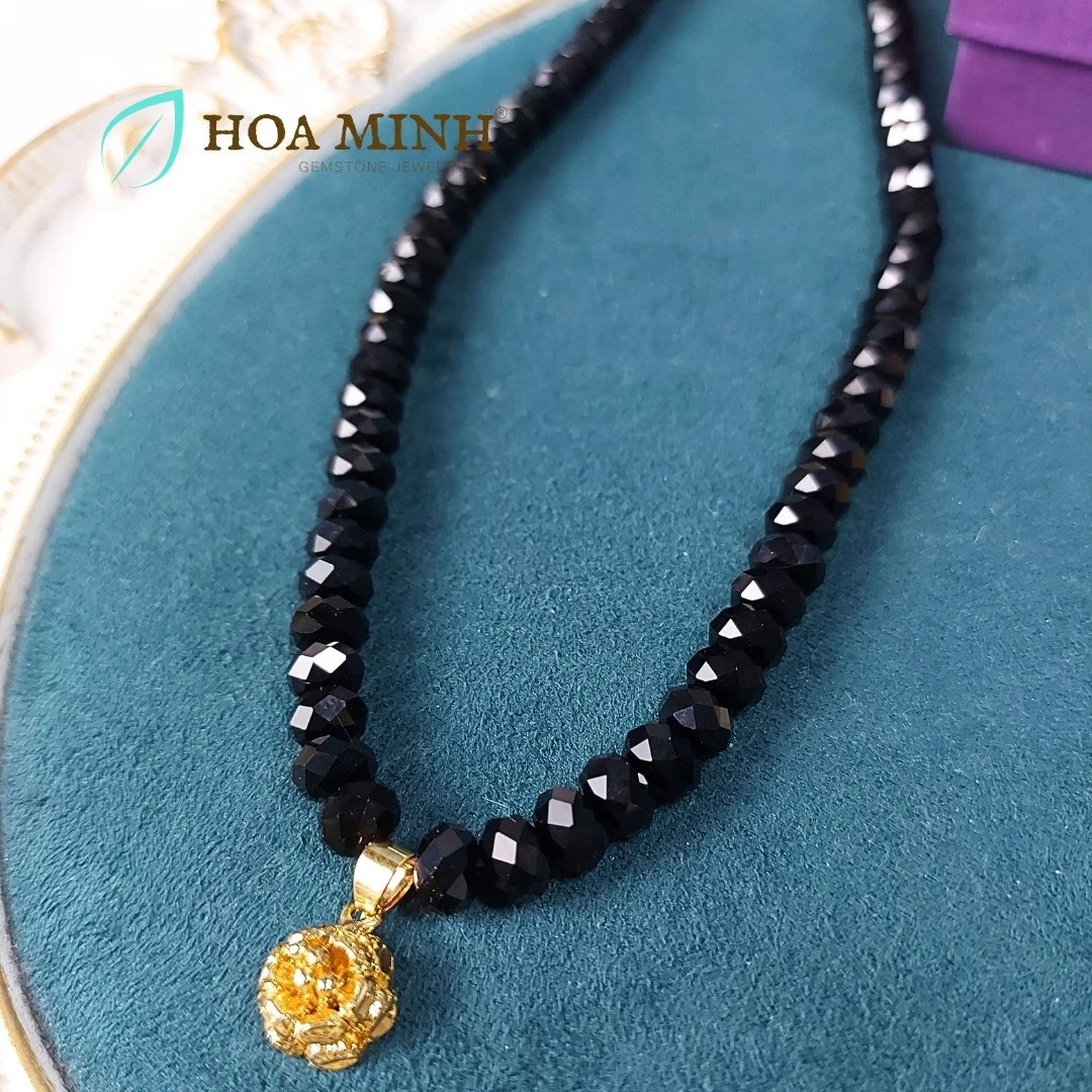 4-chuoi-deo-co-choker-da-ma-nao-den-kieu-banh-xe-cat-giac-size-hat-7-8-li-phoi-mat-charm-hoa-mai-xi-vang-cao-cap-hoa-minh-gem.jpg