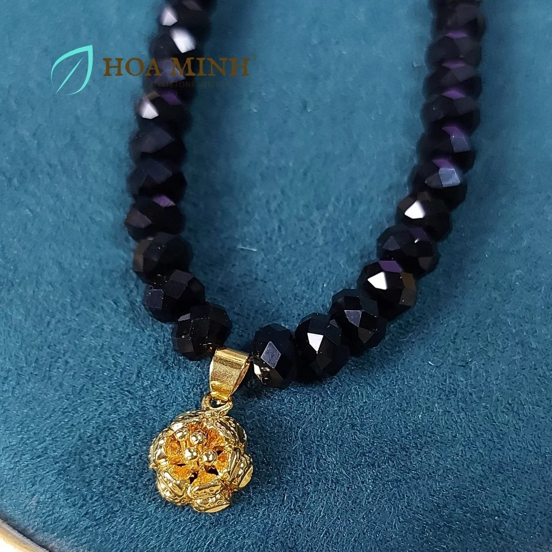 7-chuoi-deo-co-choker-da-ma-nao-den-kieu-banh-xe-cat-giac-size-hat-7-8-li-phoi-mat-charm-hoa-mai-xi-vang-cao-cap-hoa-minh-gem.jpg