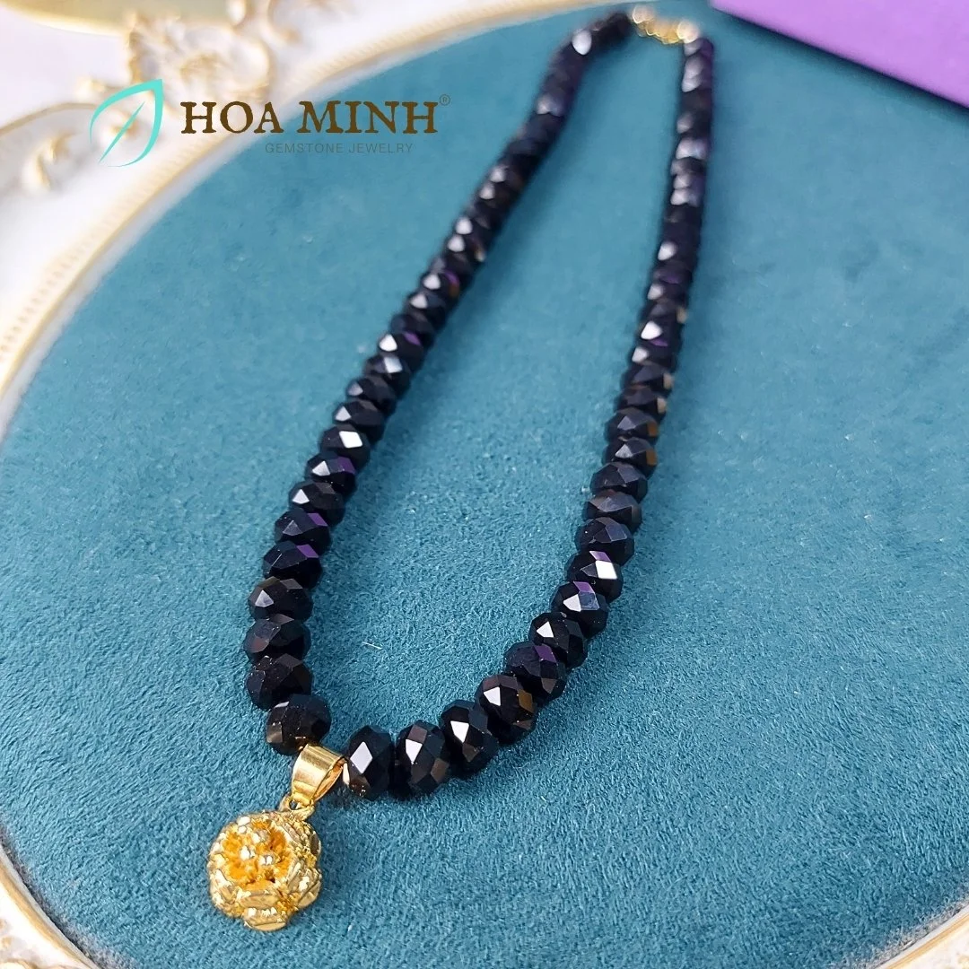 8-chuoi-deo-co-choker-da-ma-nao-den-kieu-banh-xe-cat-giac-size-hat-7-8-li-phoi-mat-charm-hoa-mai-xi-vang-cao-cap-hoa-minh-gem.jpg