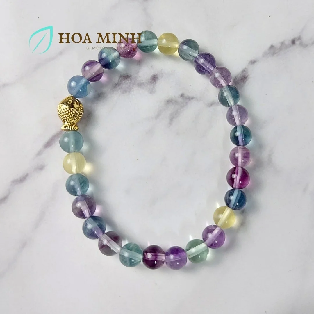 12-vong-tay-phong-thuy-da-fluorite-size-hat-68-li-phoi-charm-xo-ngang-ca-chep-xi-vang-thanh-lich-tai-loc--hoa-minh-gem.jpg
