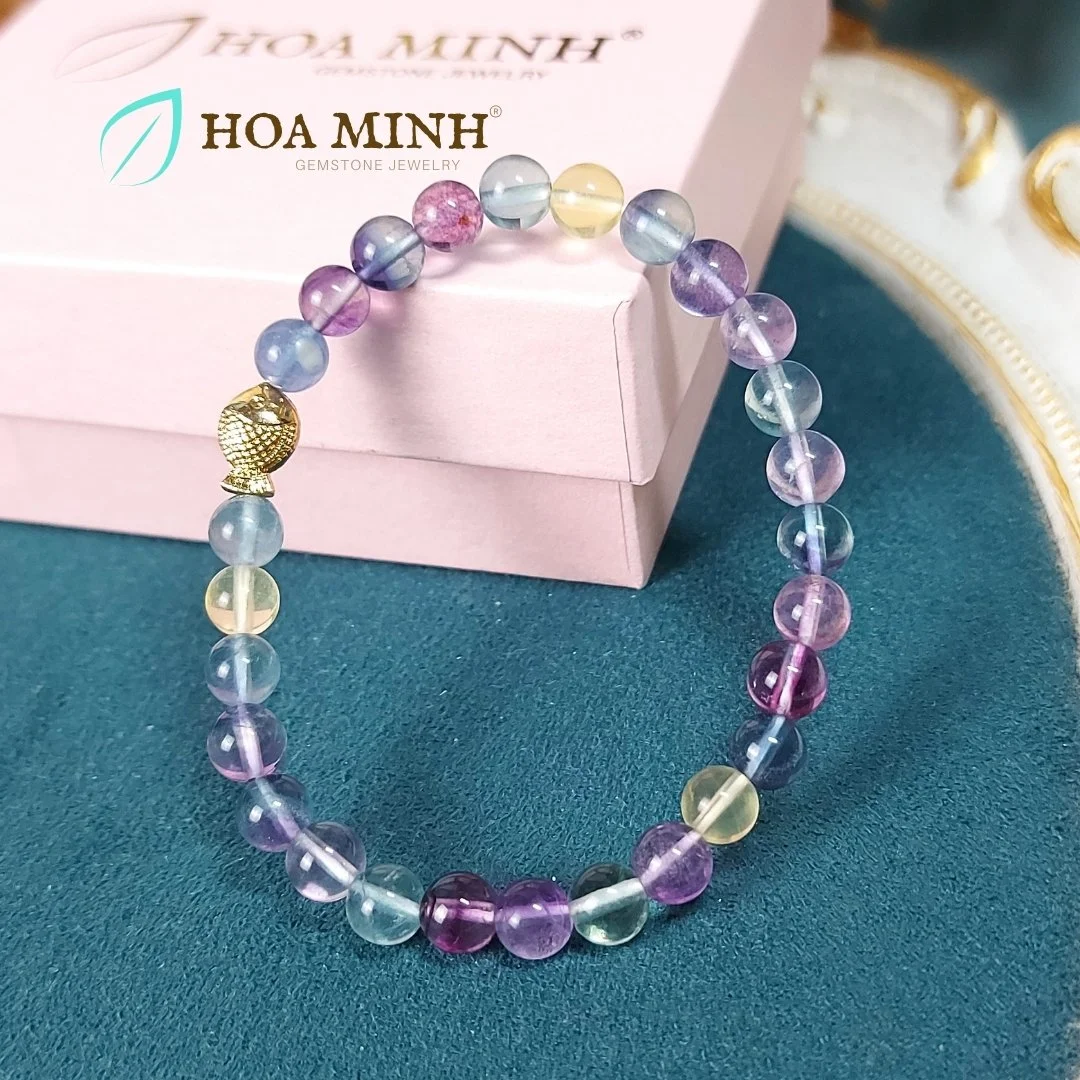 15-vong-tay-phong-thuy-da-fluorite-size-hat-68-li-phoi-charm-xo-ngang-ca-chep-xi-vang-thanh-lich-tai-loc--hoa-minh-gem.jpg