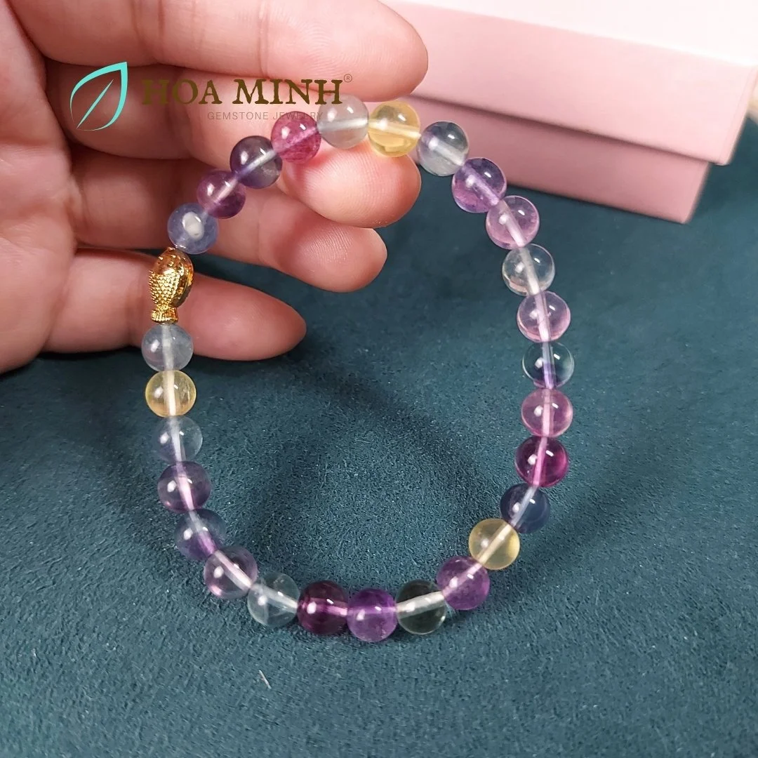 16-vong-tay-phong-thuy-da-fluorite-size-hat-68-li-phoi-charm-xo-ngang-ca-chep-xi-vang-thanh-lich-tai-loc--hoa-minh-gem.jpg