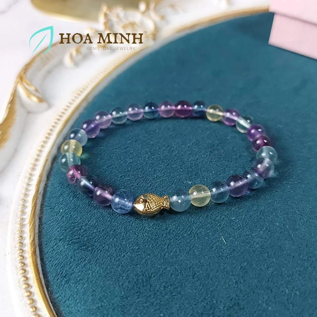 17-vong-tay-phong-thuy-da-fluorite-size-hat-68-li-phoi-charm-xo-ngang-ca-chep-xi-vang-thanh-lich-tai-loc--hoa-minh-gem.jpg