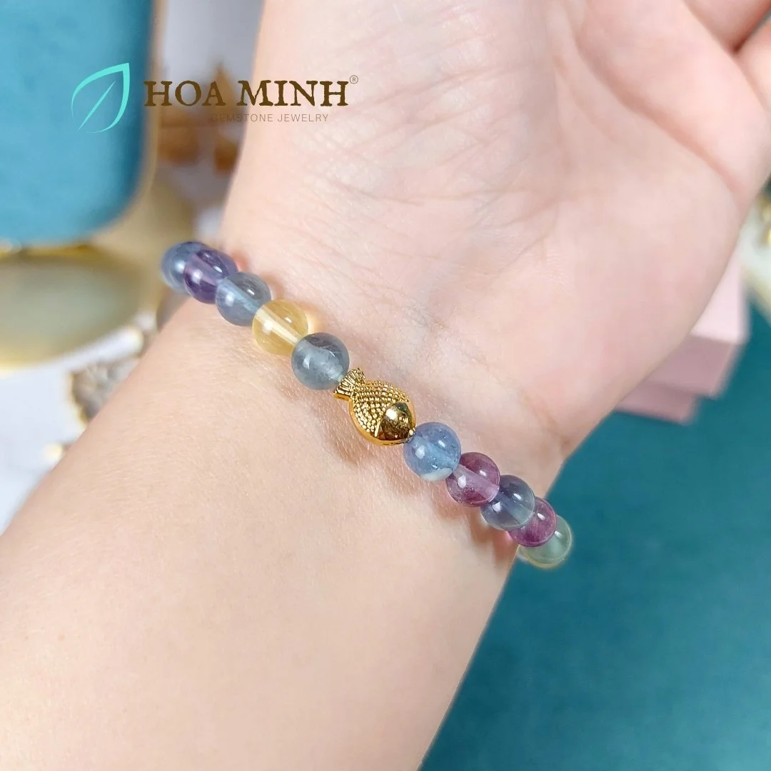 18-vong-tay-phong-thuy-da-fluorite-size-hat-68-li-phoi-charm-xo-ngang-ca-chep-xi-vang-thanh-lich-tai-loc--hoa-minh-gem.jpg