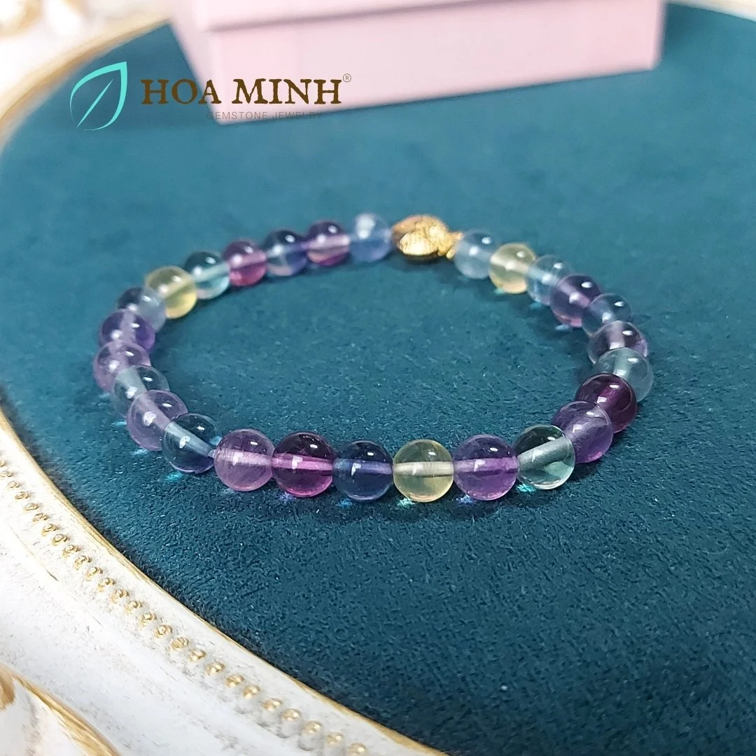 19-vong-tay-phong-thuy-da-fluorite-size-hat-68-li-phoi-charm-xo-ngang-ca-chep-xi-vang-thanh-lich-tai-loc--hoa-minh-gem.jpg
